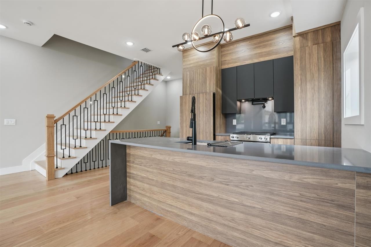 68 THORNE ST - Photo 2
