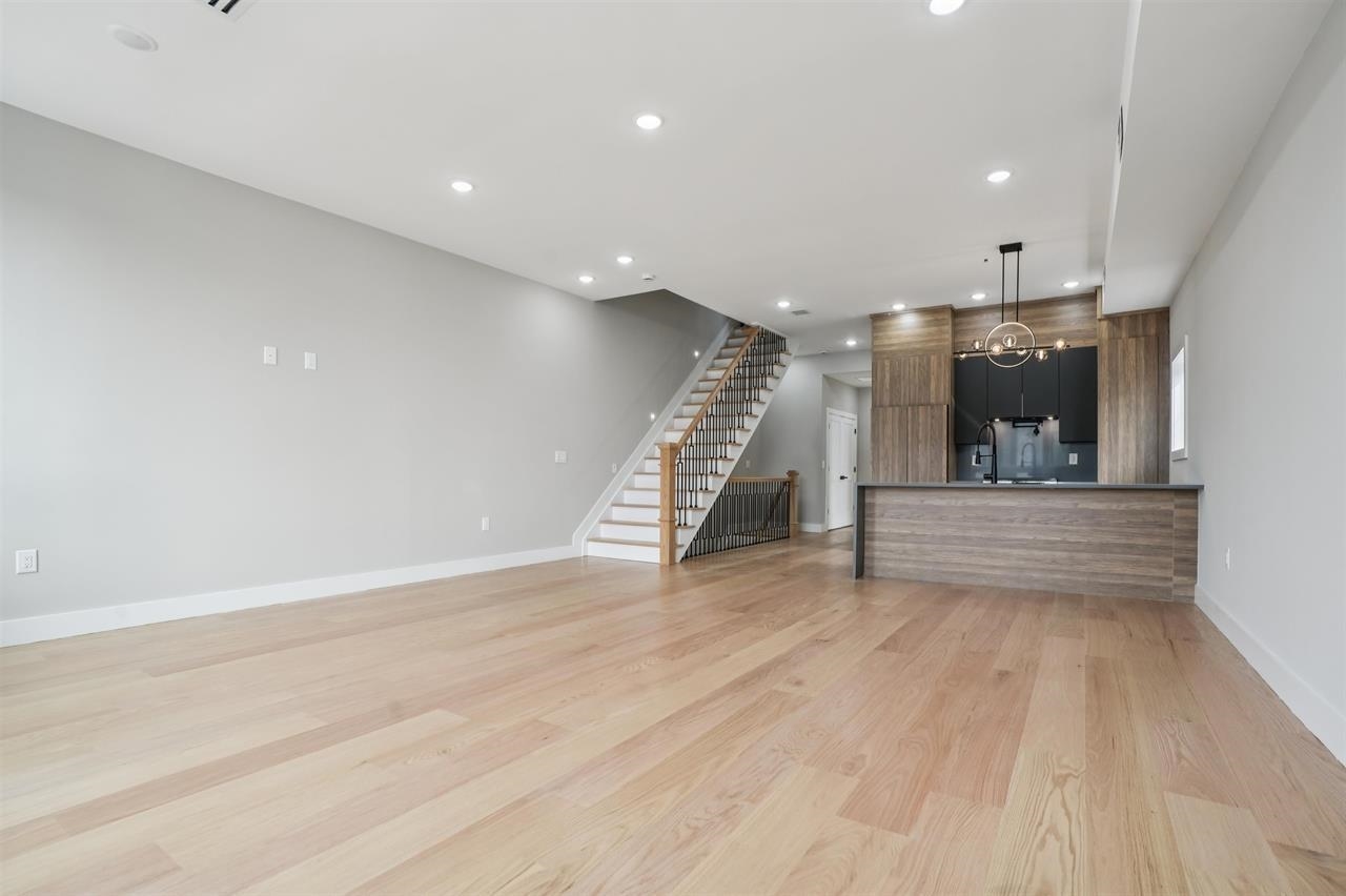 68 THORNE ST - Photo 3