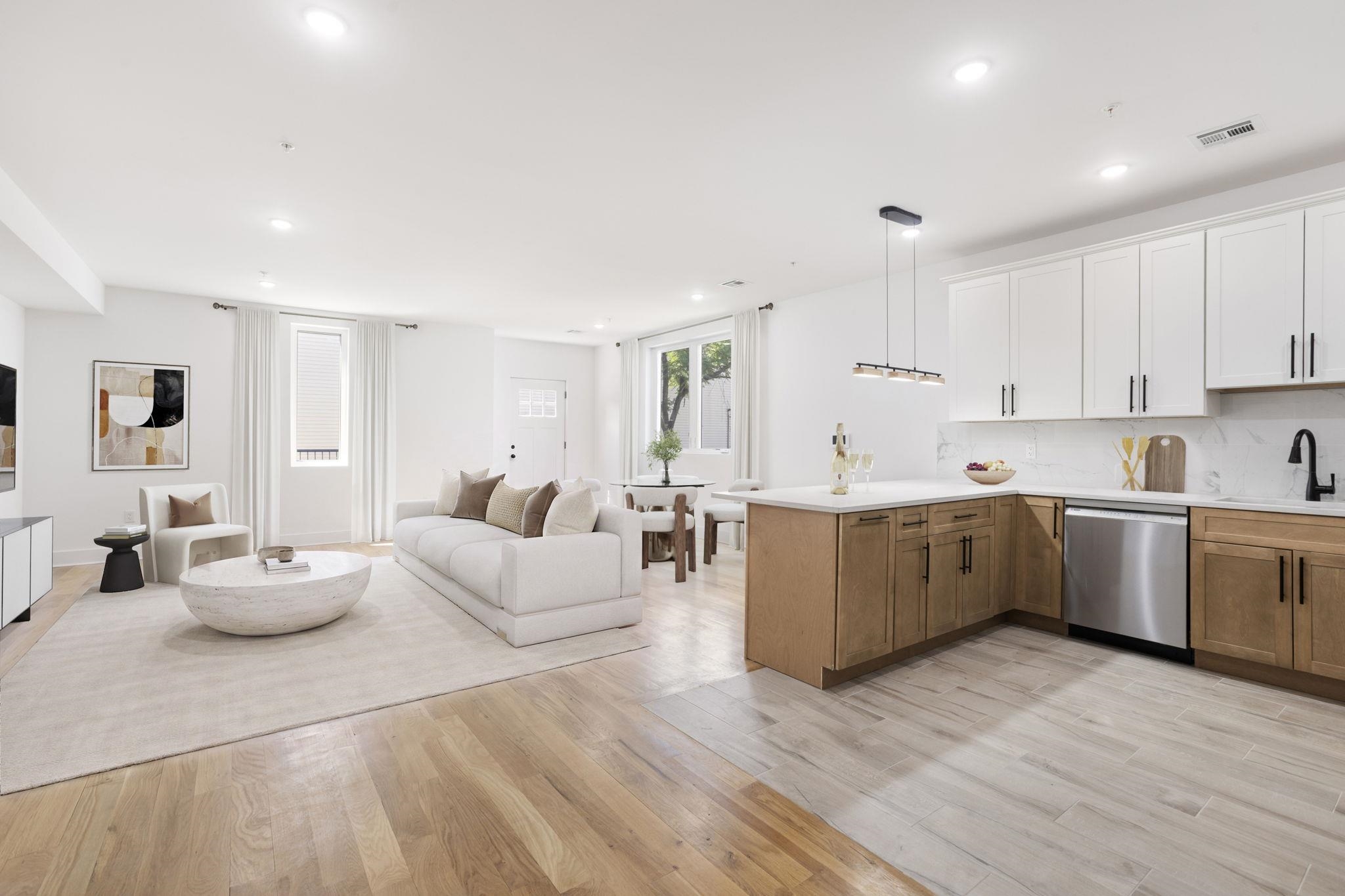 1001 SUMMIT AVE - Photo 2