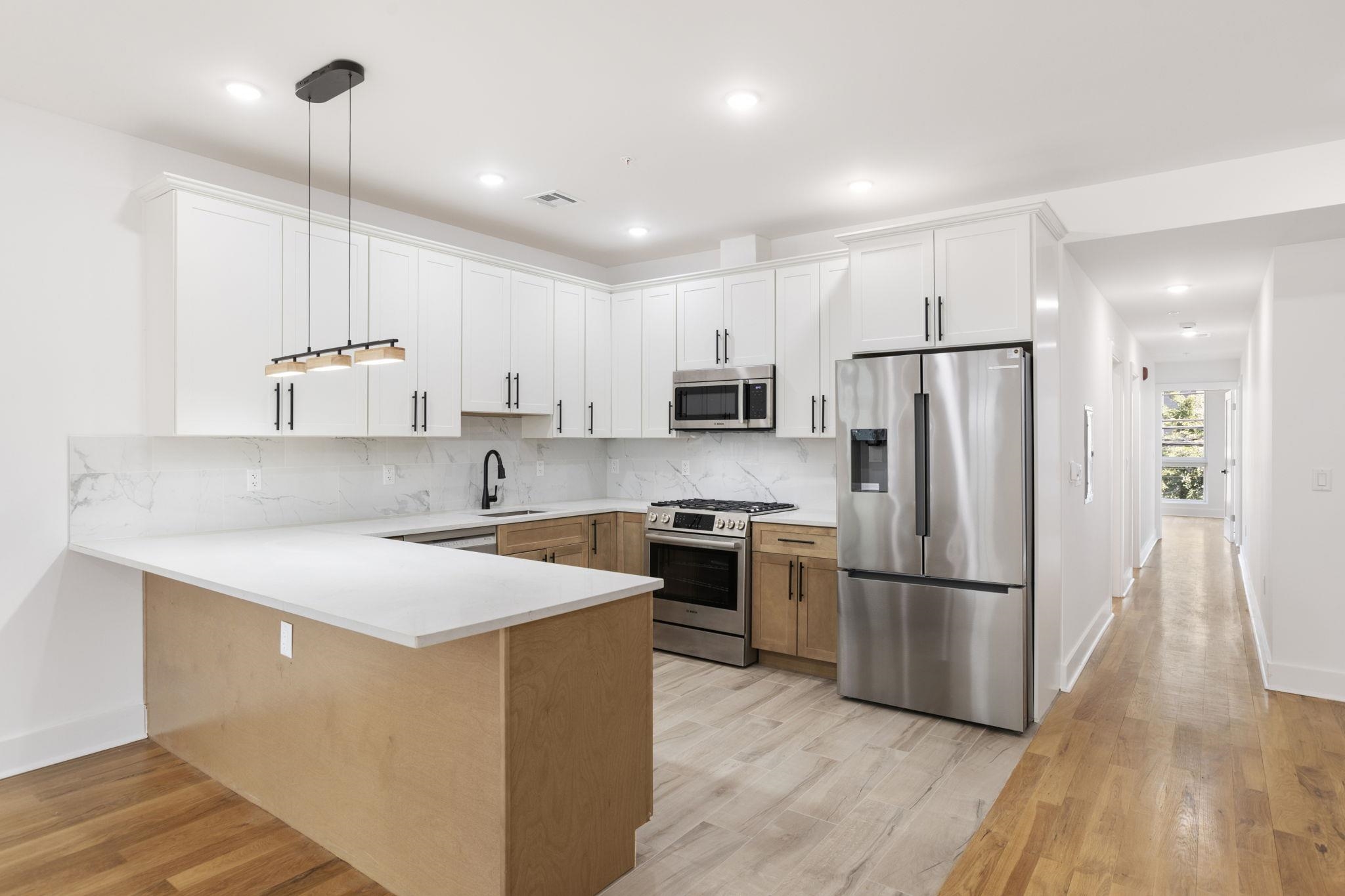 1001 SUMMIT AVE - Photo 3