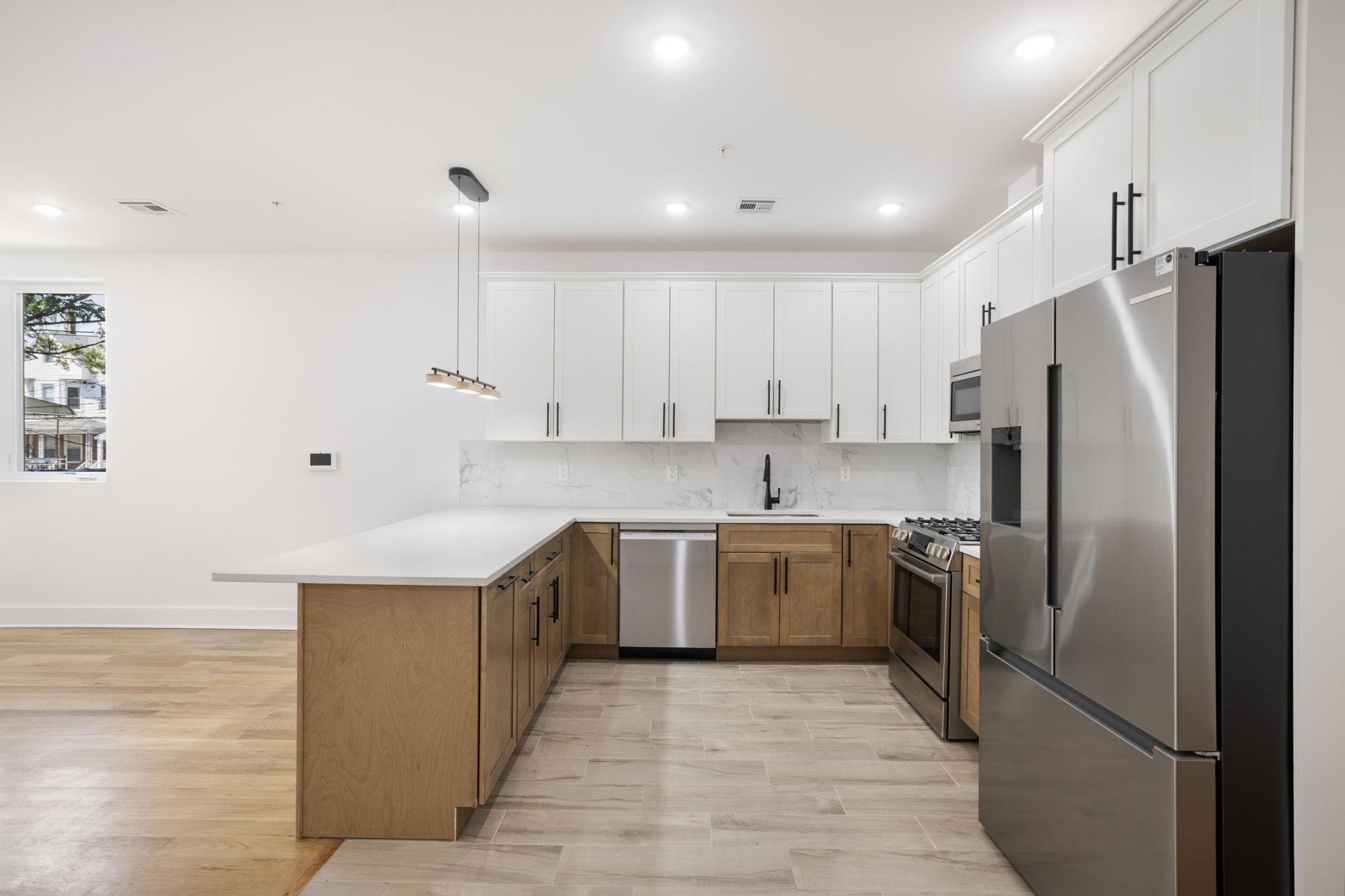 1001 SUMMIT AVE - Photo 4