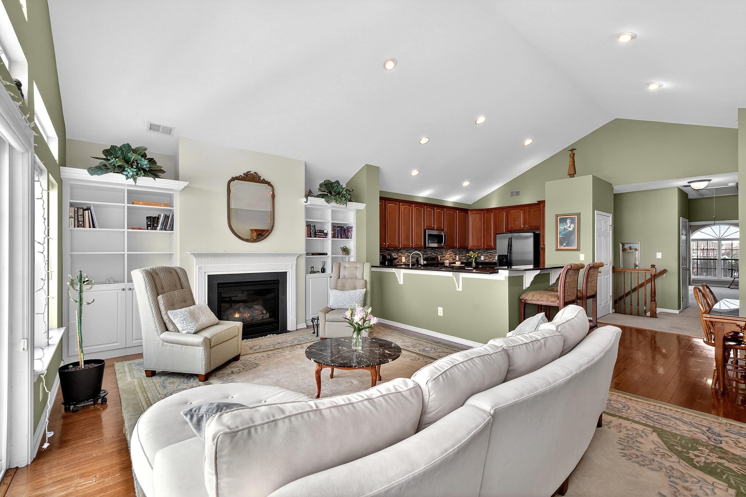 60 TOTTENHAM CT - Photo 5
