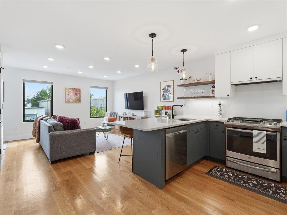 22 LINCOLN ST - Photo 2