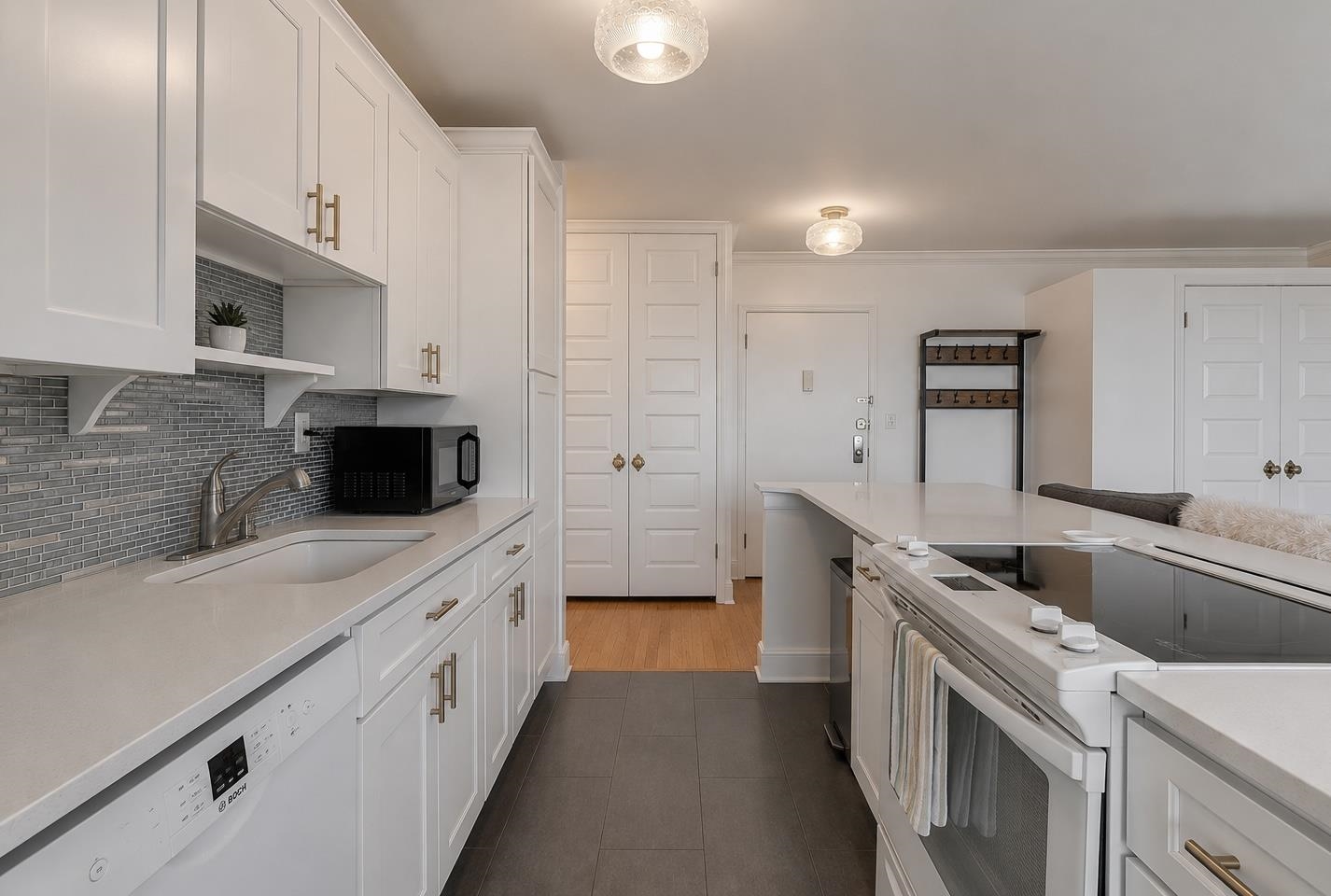 100 MANHATTAN AVE - Photo 4