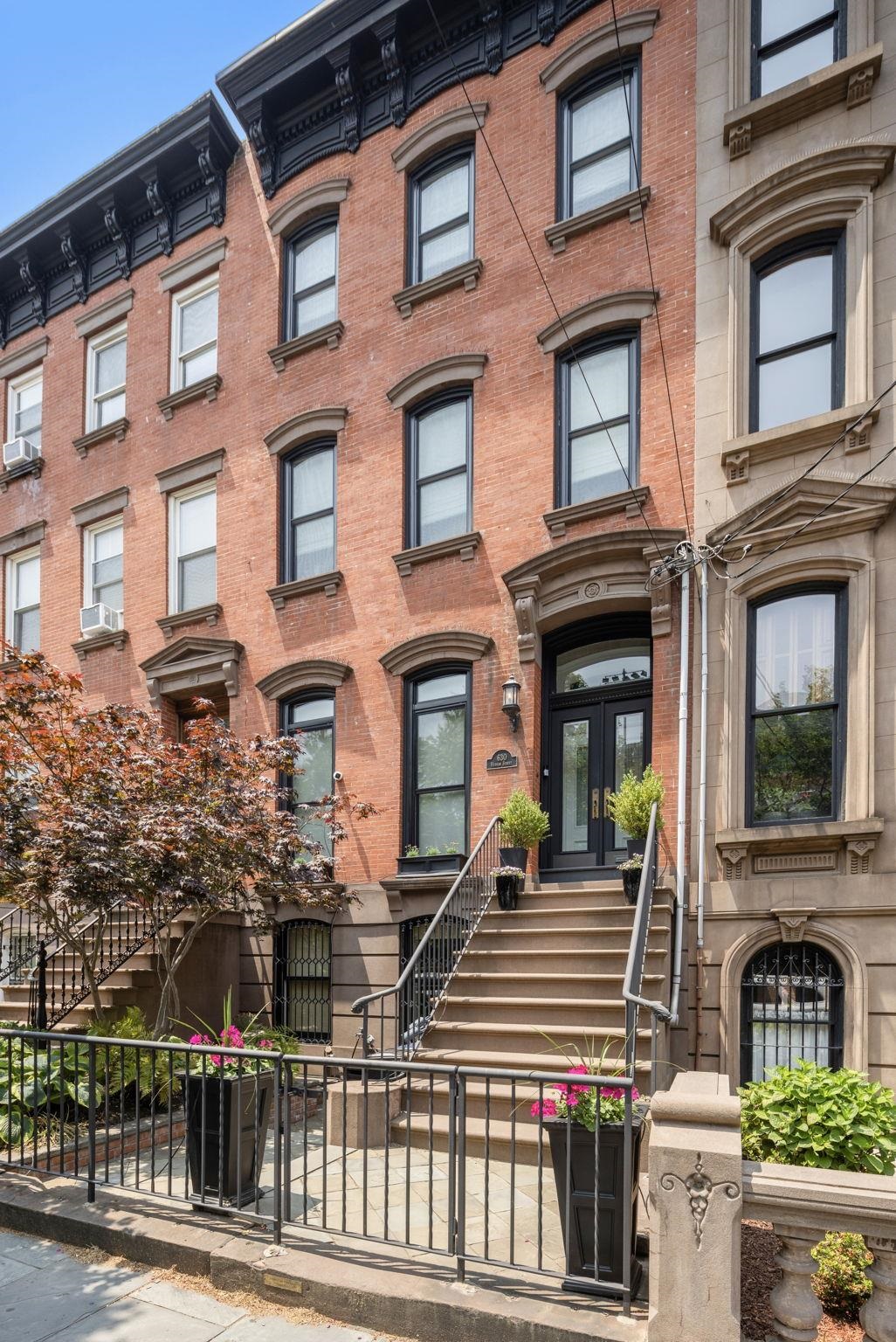 630 HUDSON ST - Photo 2