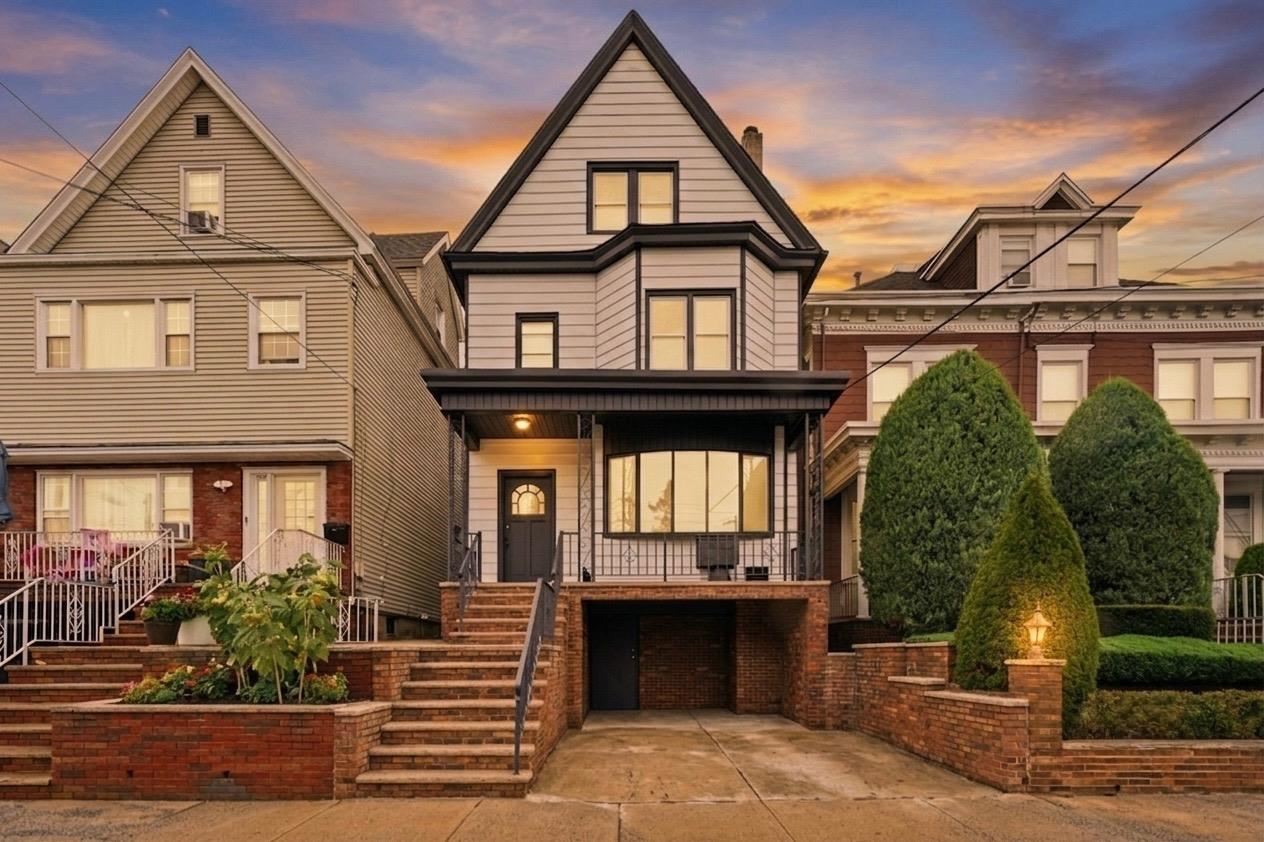 281 AVENUE C - Photo 2