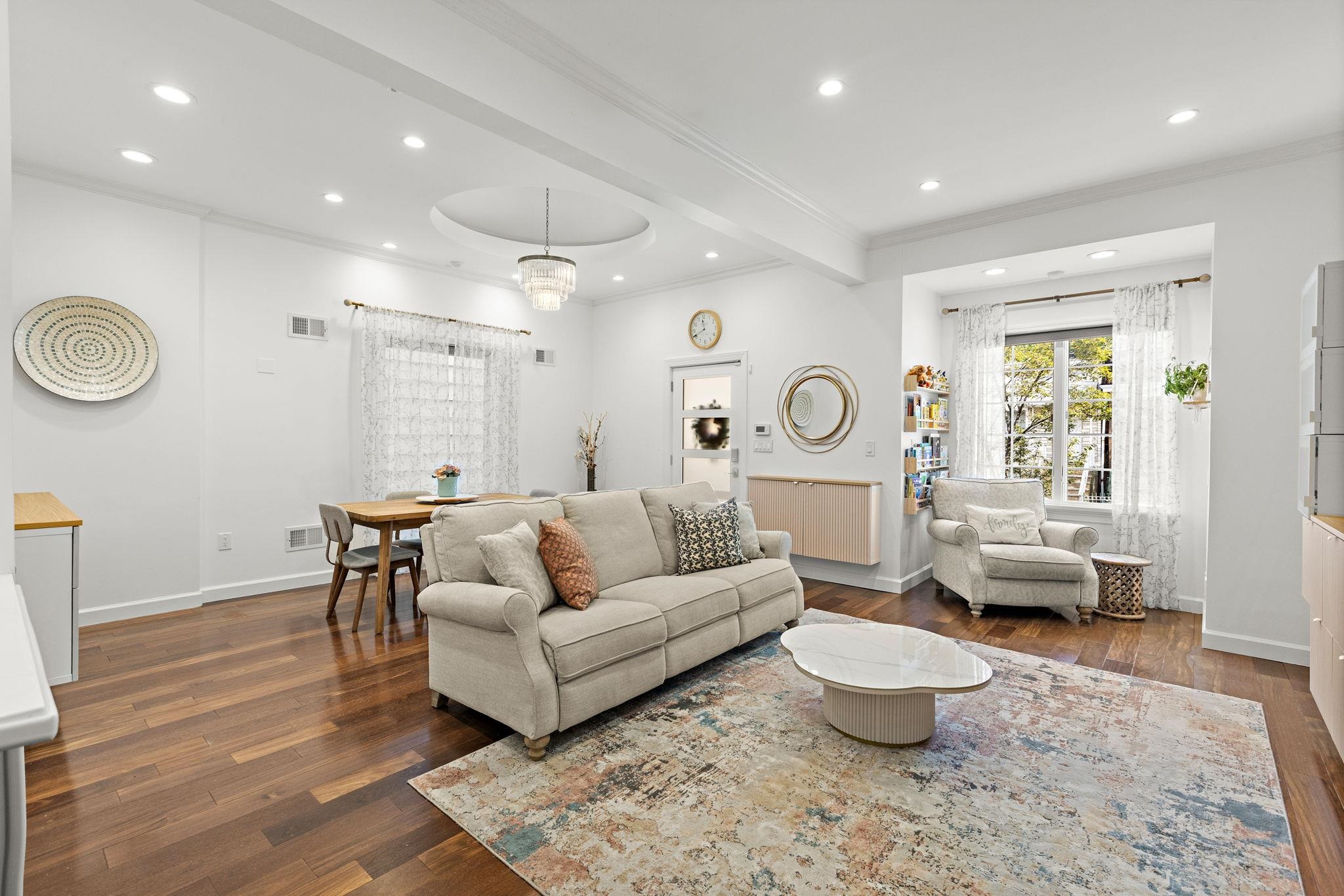 147 MANHATTAN AVE - Photo 2