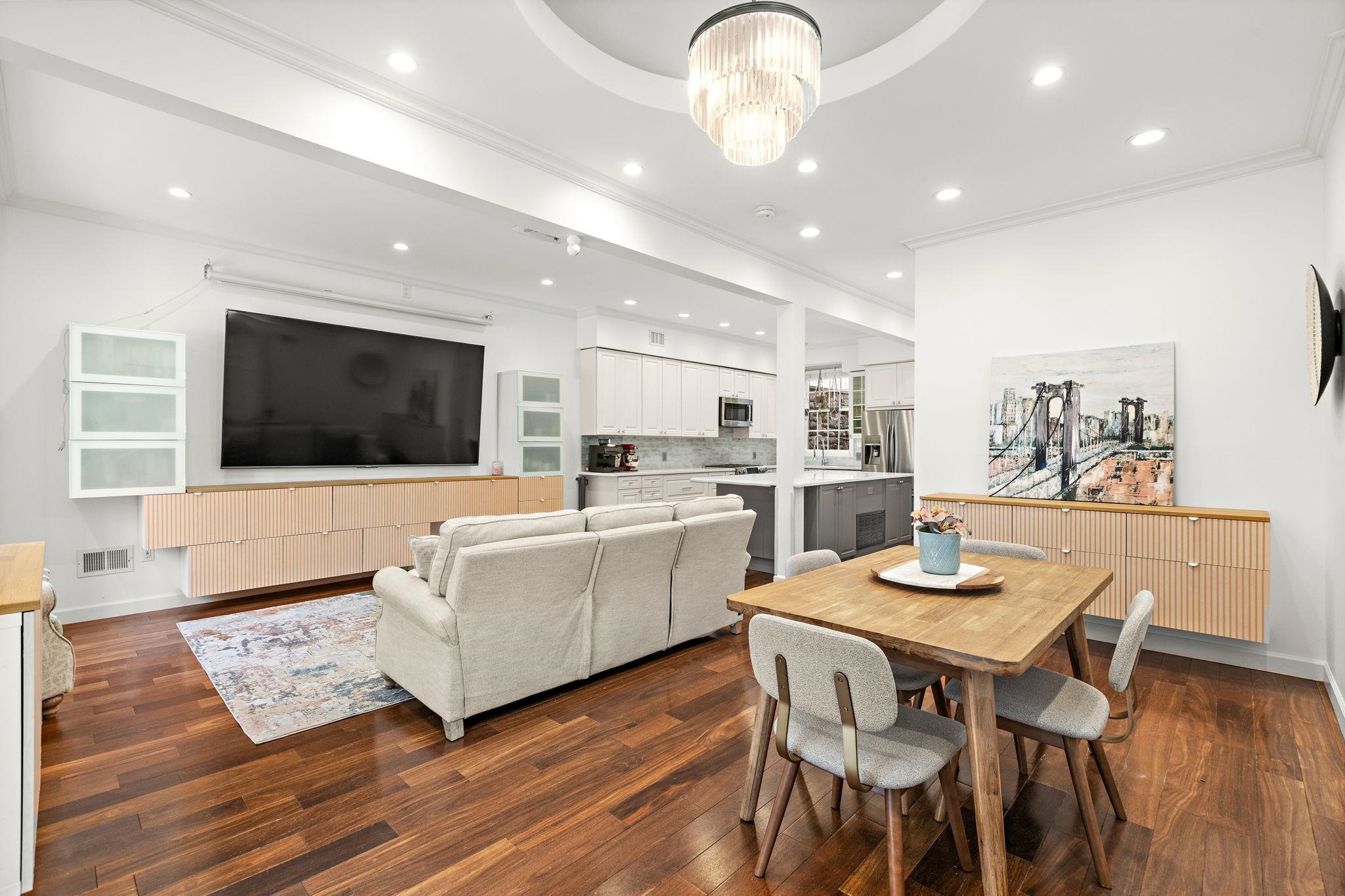 147 MANHATTAN AVE - Photo 3