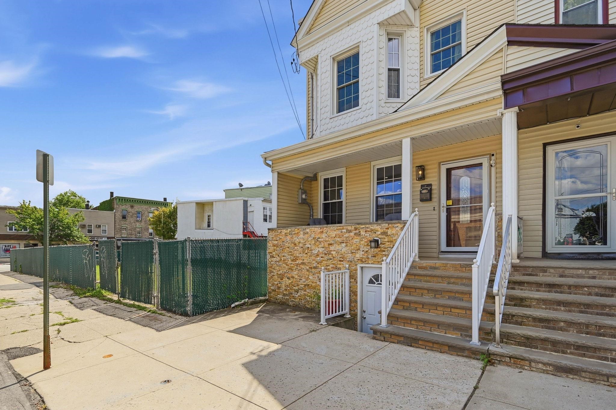 10 36TH ST - Photo 2