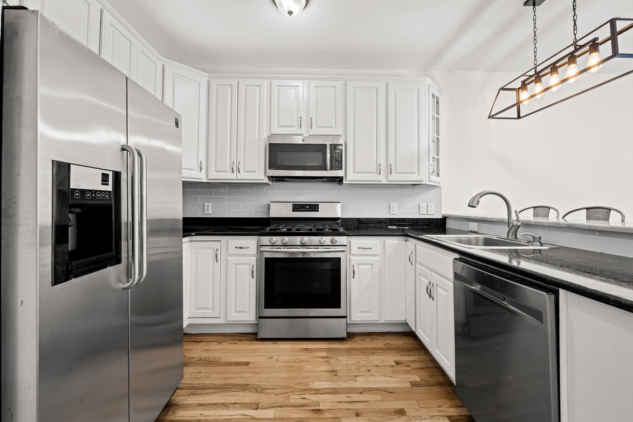 81 MONROE ST - Photo 2