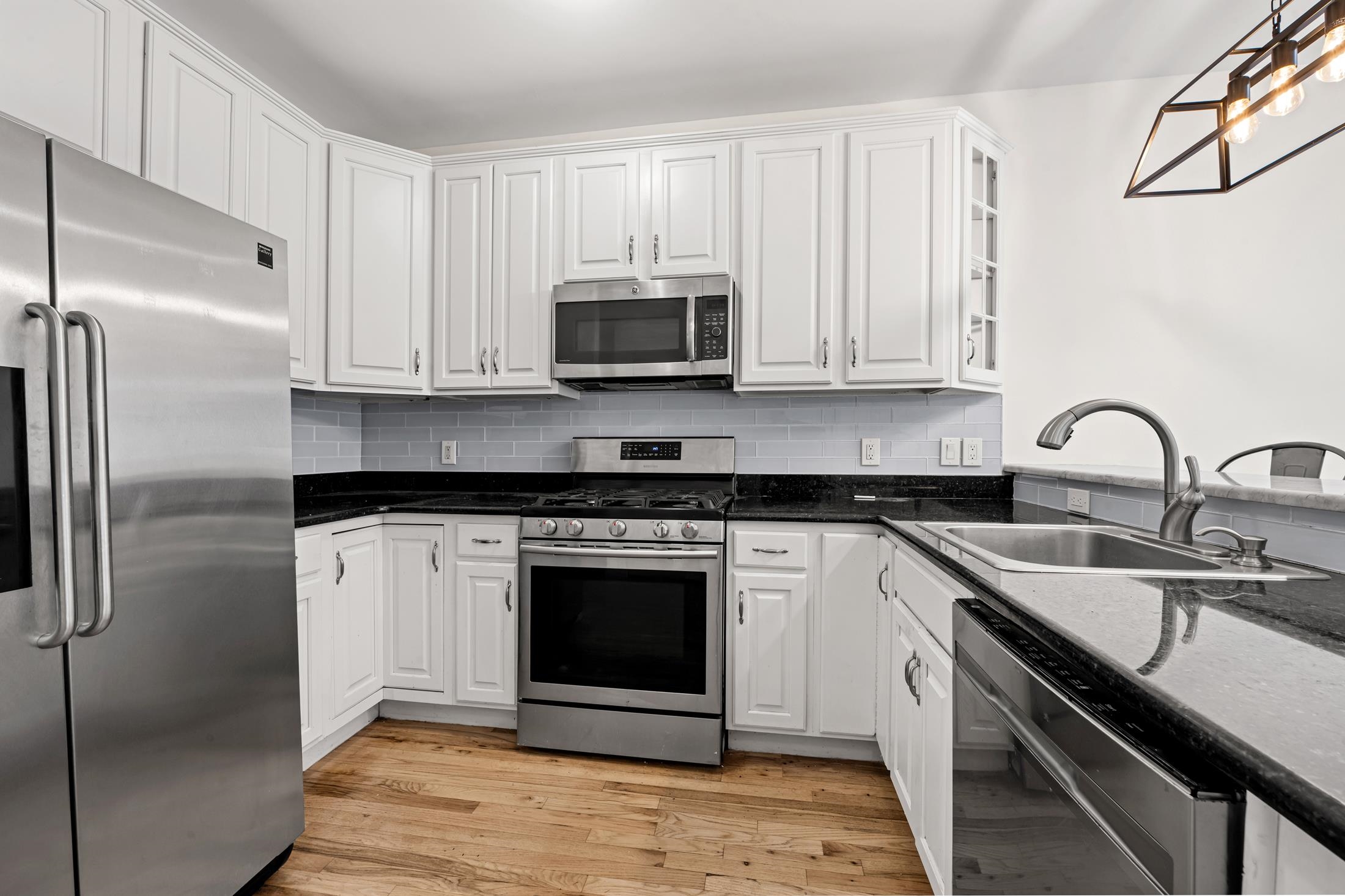 81 MONROE ST - Photo 4