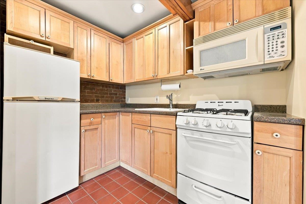 373 WEBSTER AVE - Photo 4