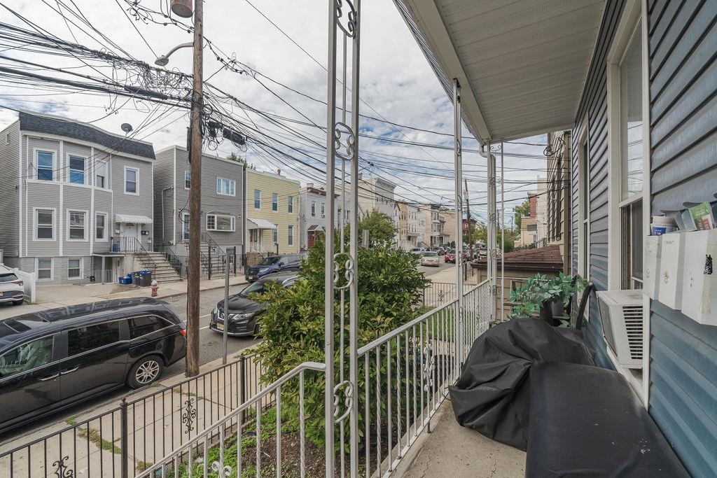 92 HANCOCK AVE - Photo 2