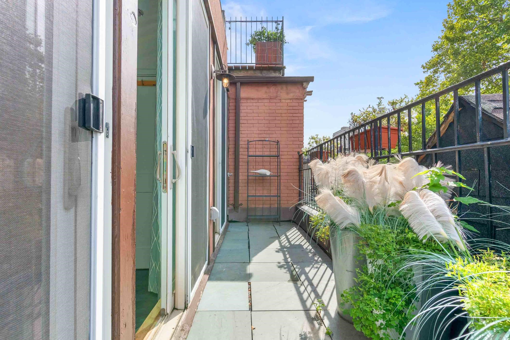 210 5TH ST - Photo 2