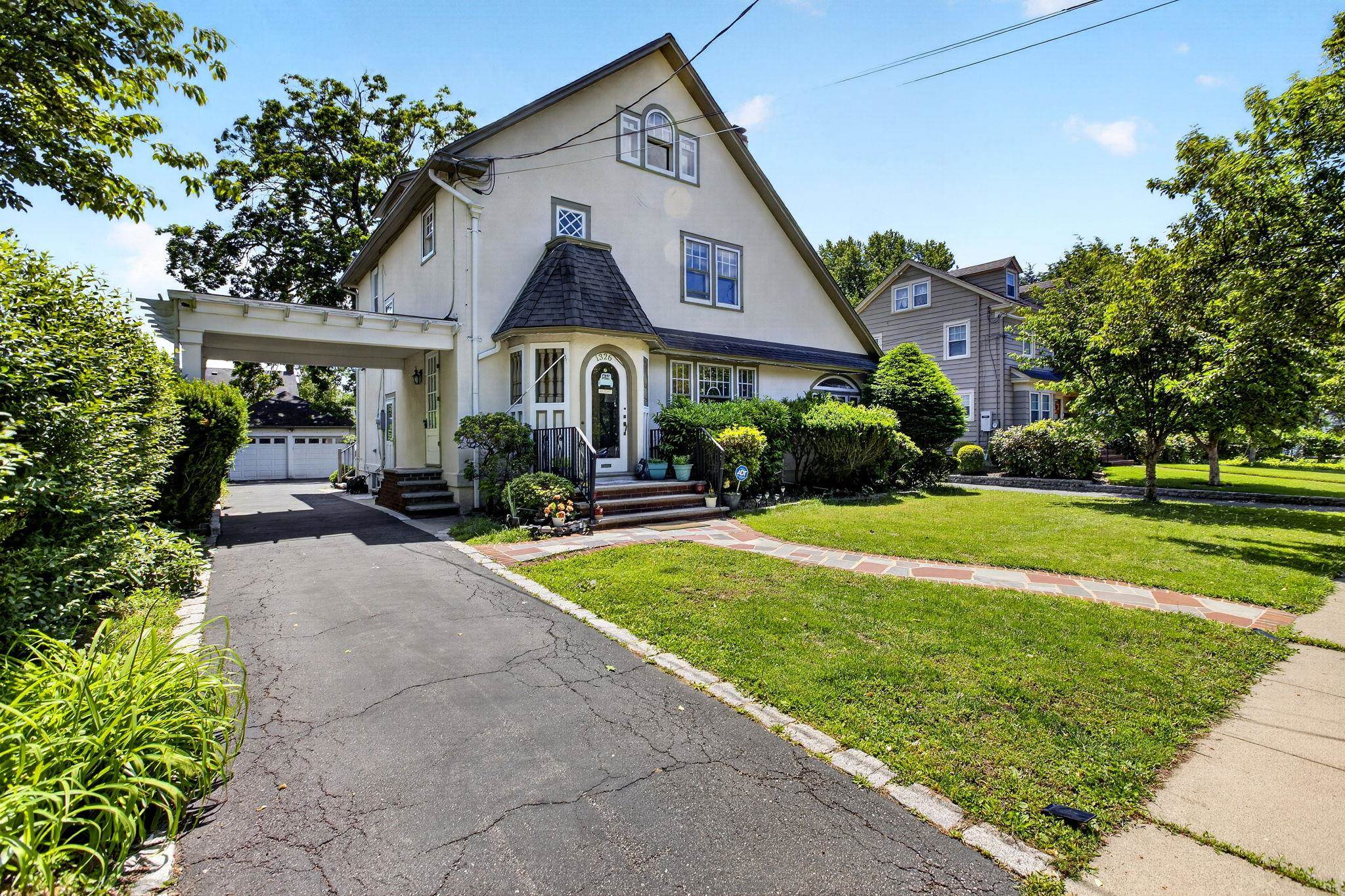 1326 CHETWYND AVE - Photo 2