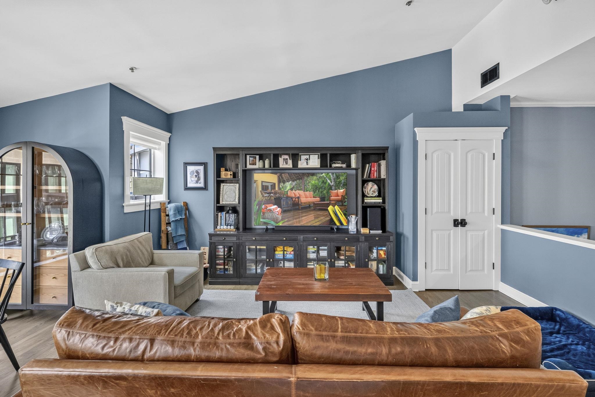 1034 CLINTON ST - Photo 4