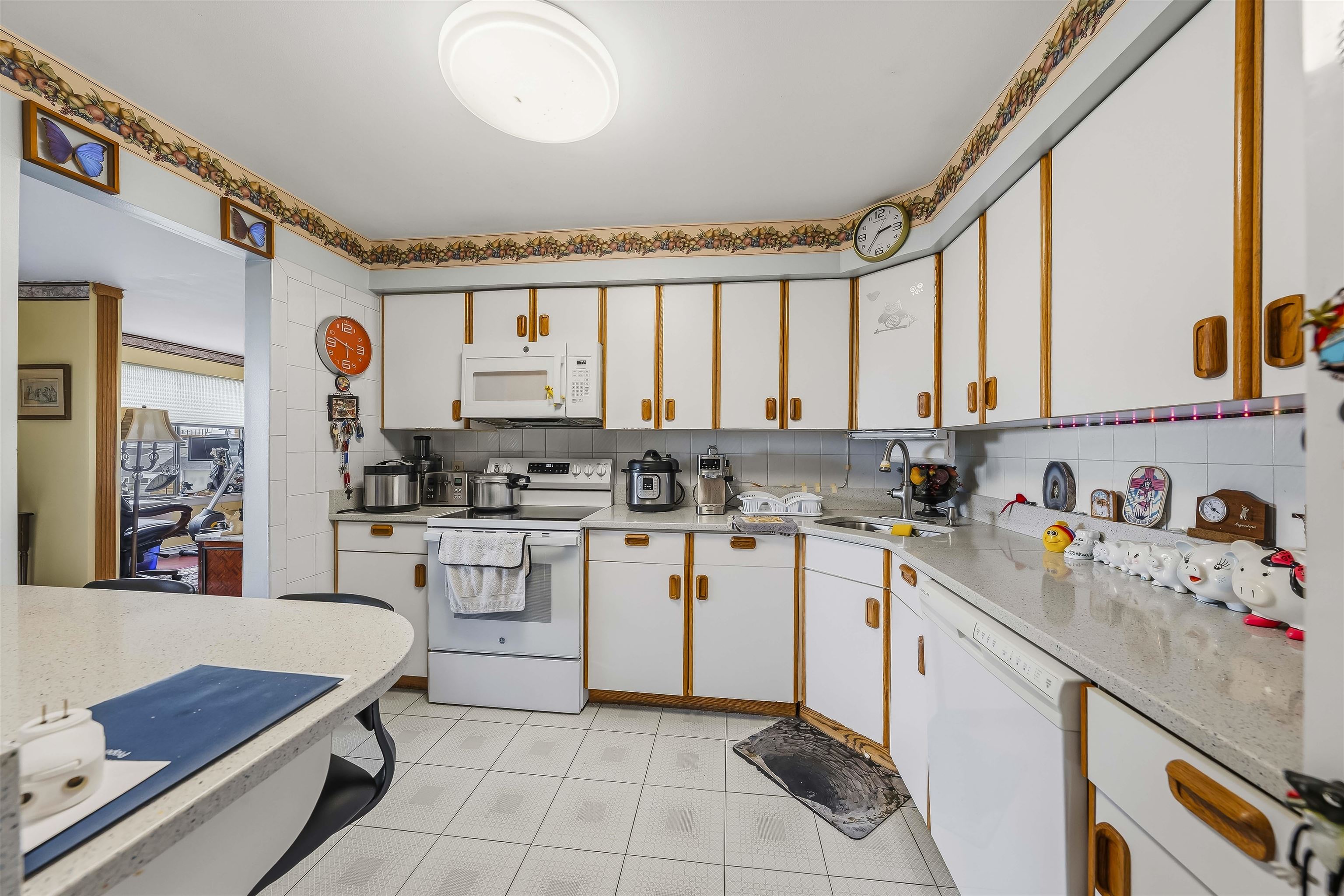 2025 GRAND AVE - Photo 2