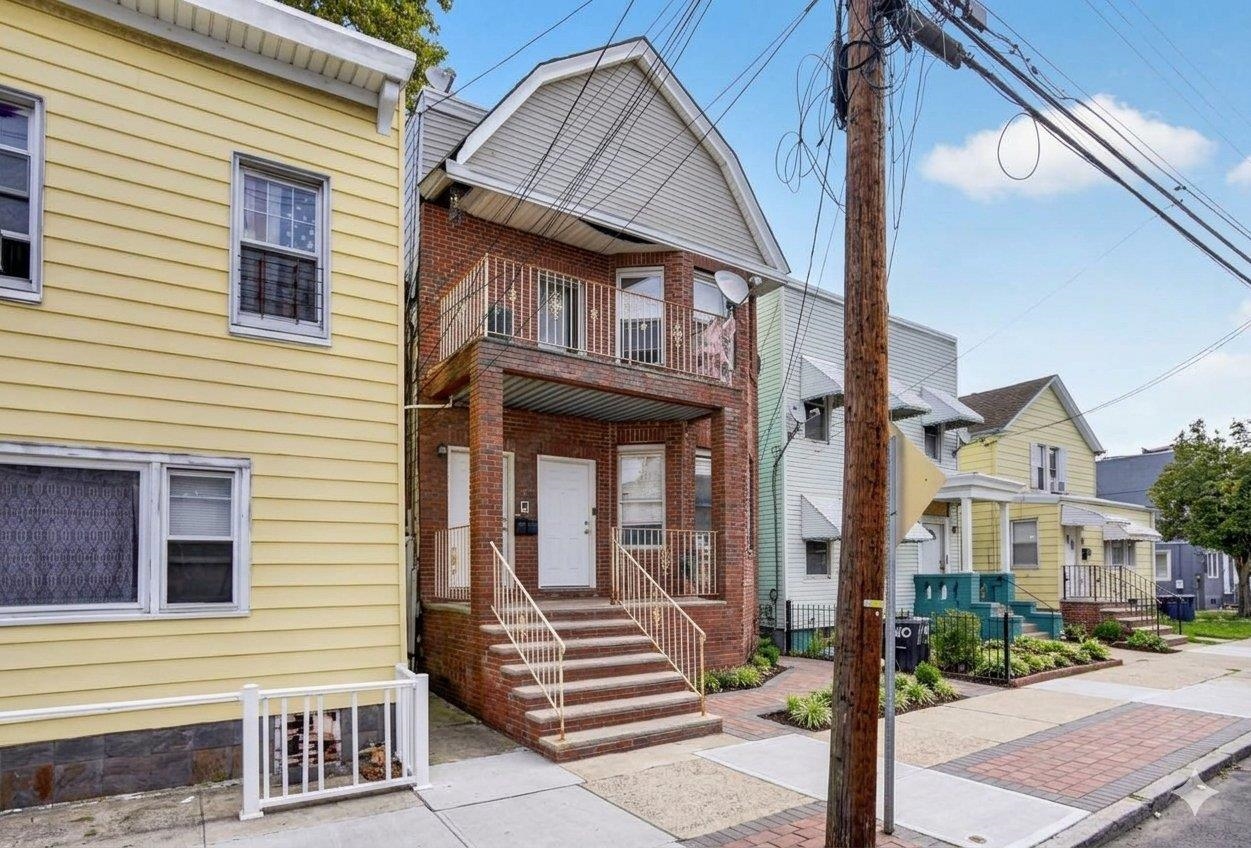 160 FULTON AVE - Photo 2