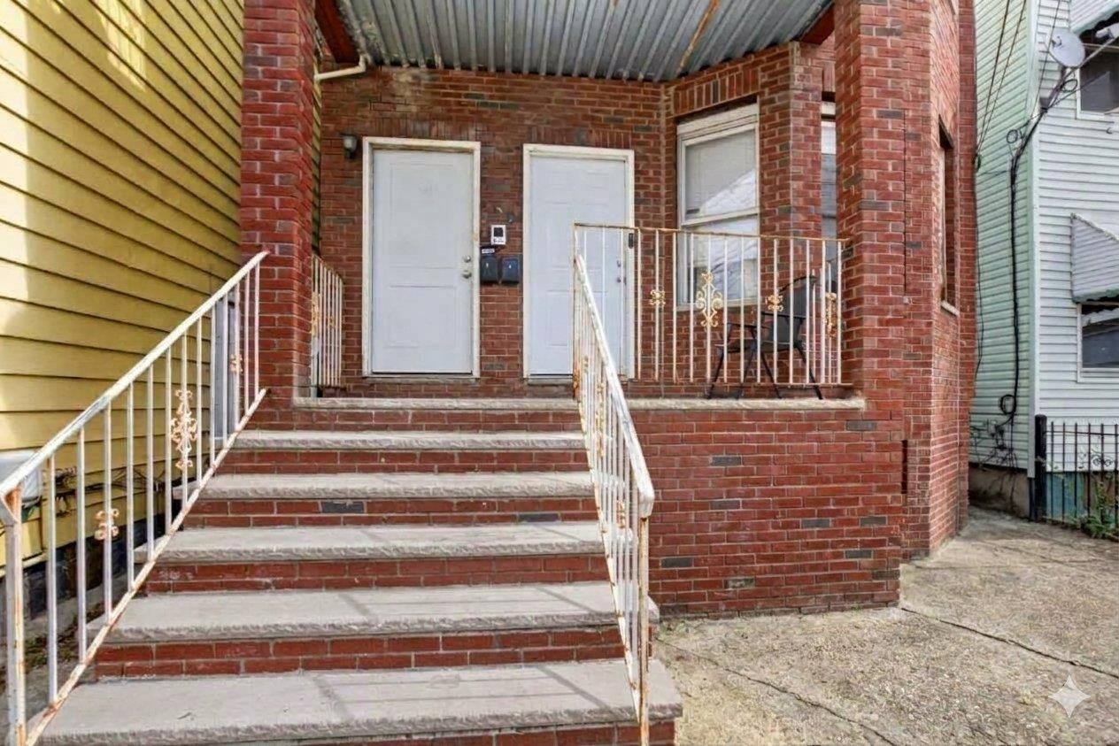 160 FULTON AVE - Photo 3