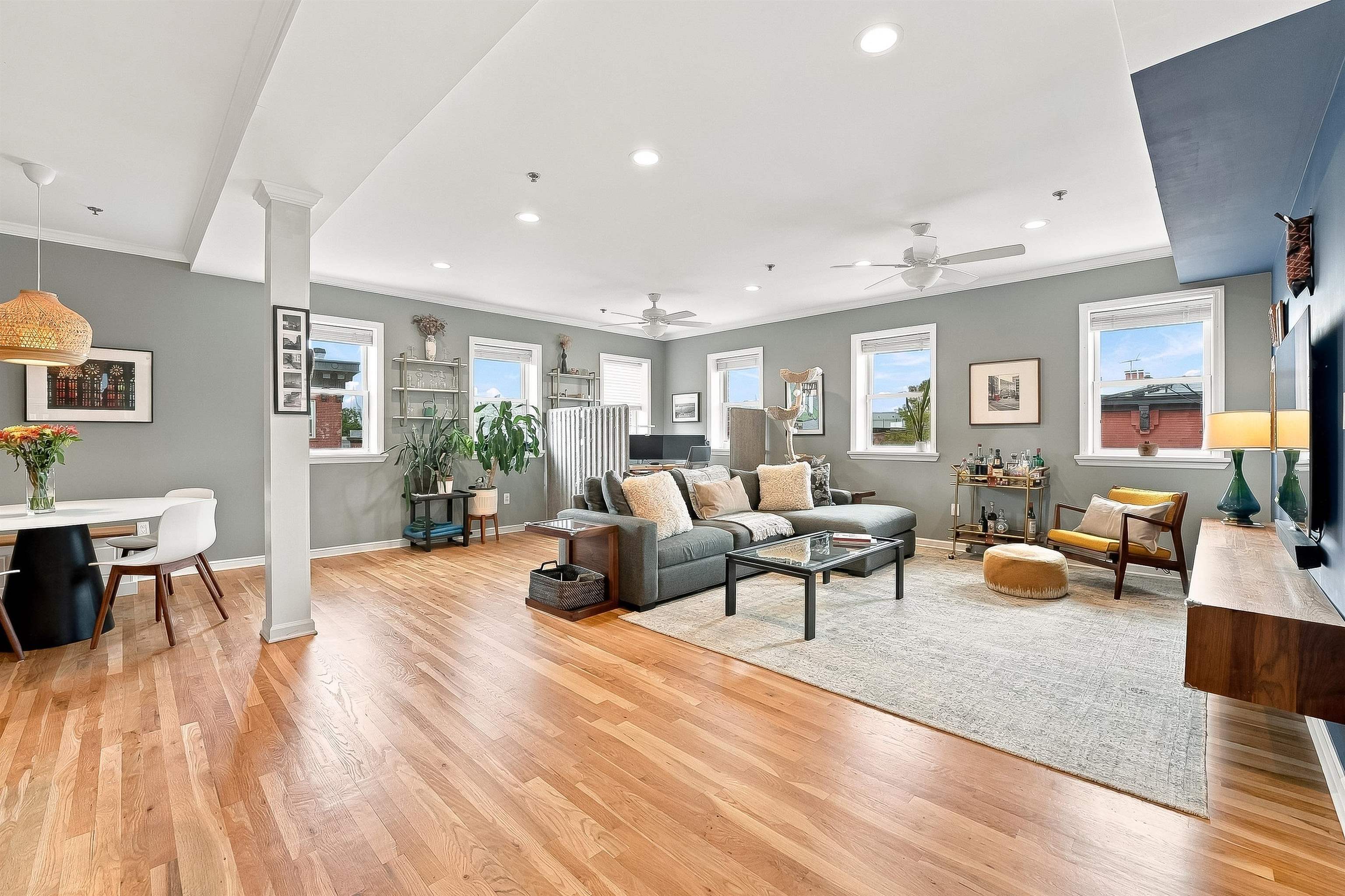 547 BLOOMFIELD ST - Photo 2