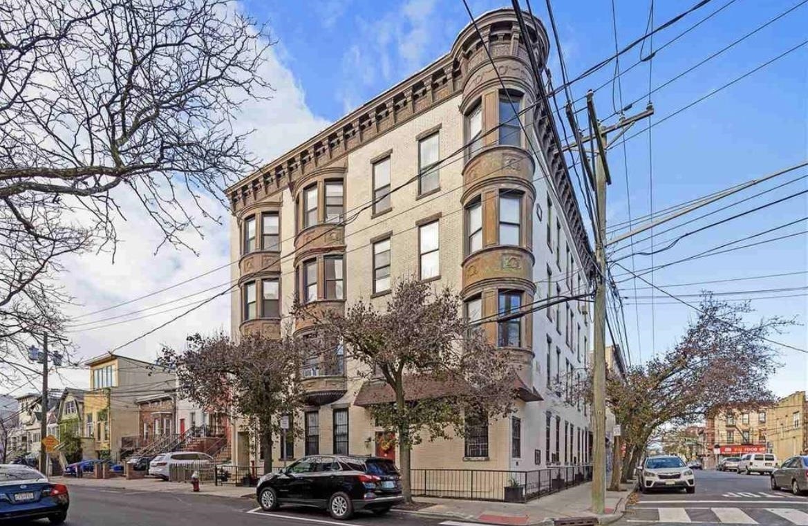 193 OGDEN AVE - Photo 2