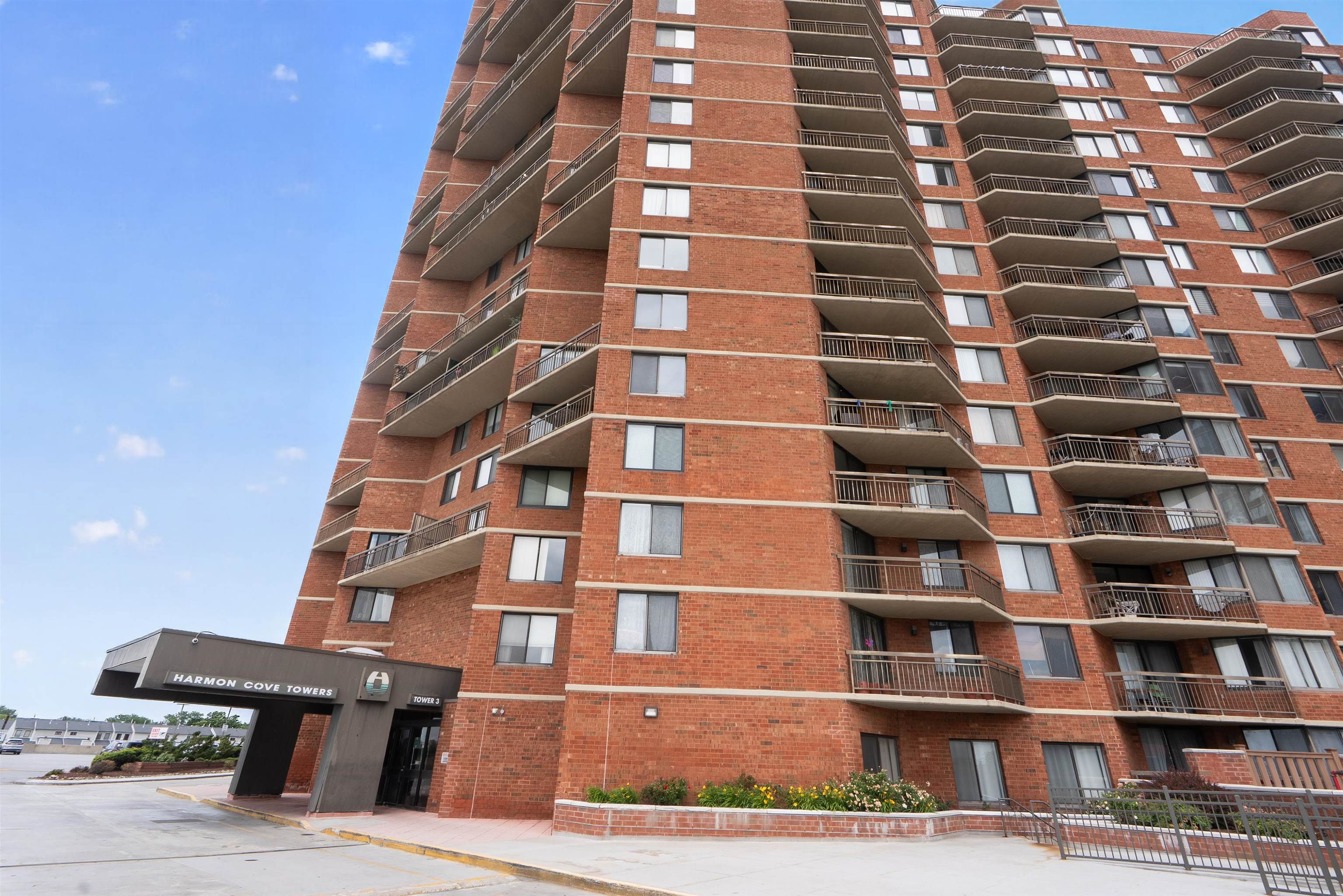 1020 HARMON COVE TOWER - Photo 2