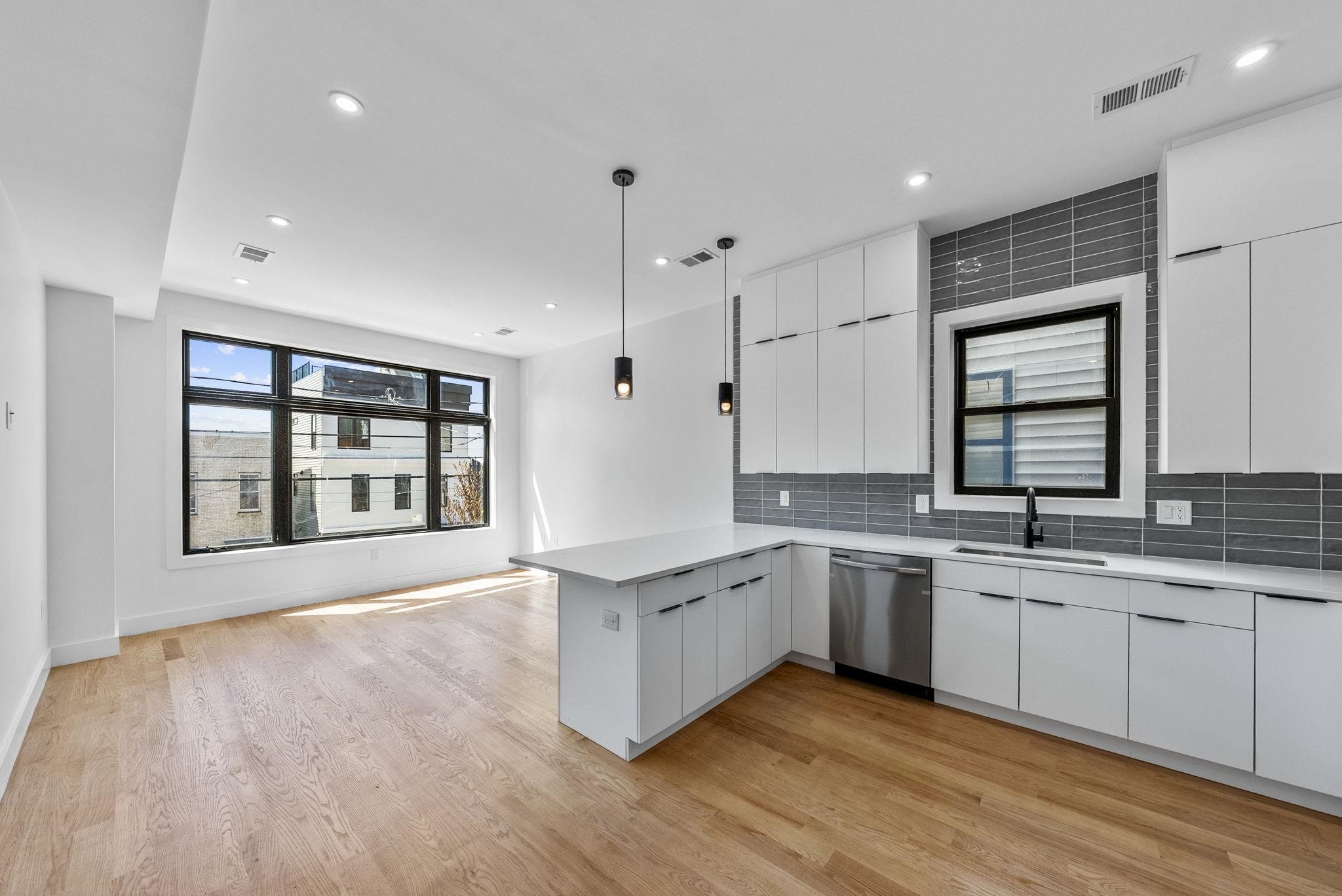 100 TERRACE AVE - Photo 3