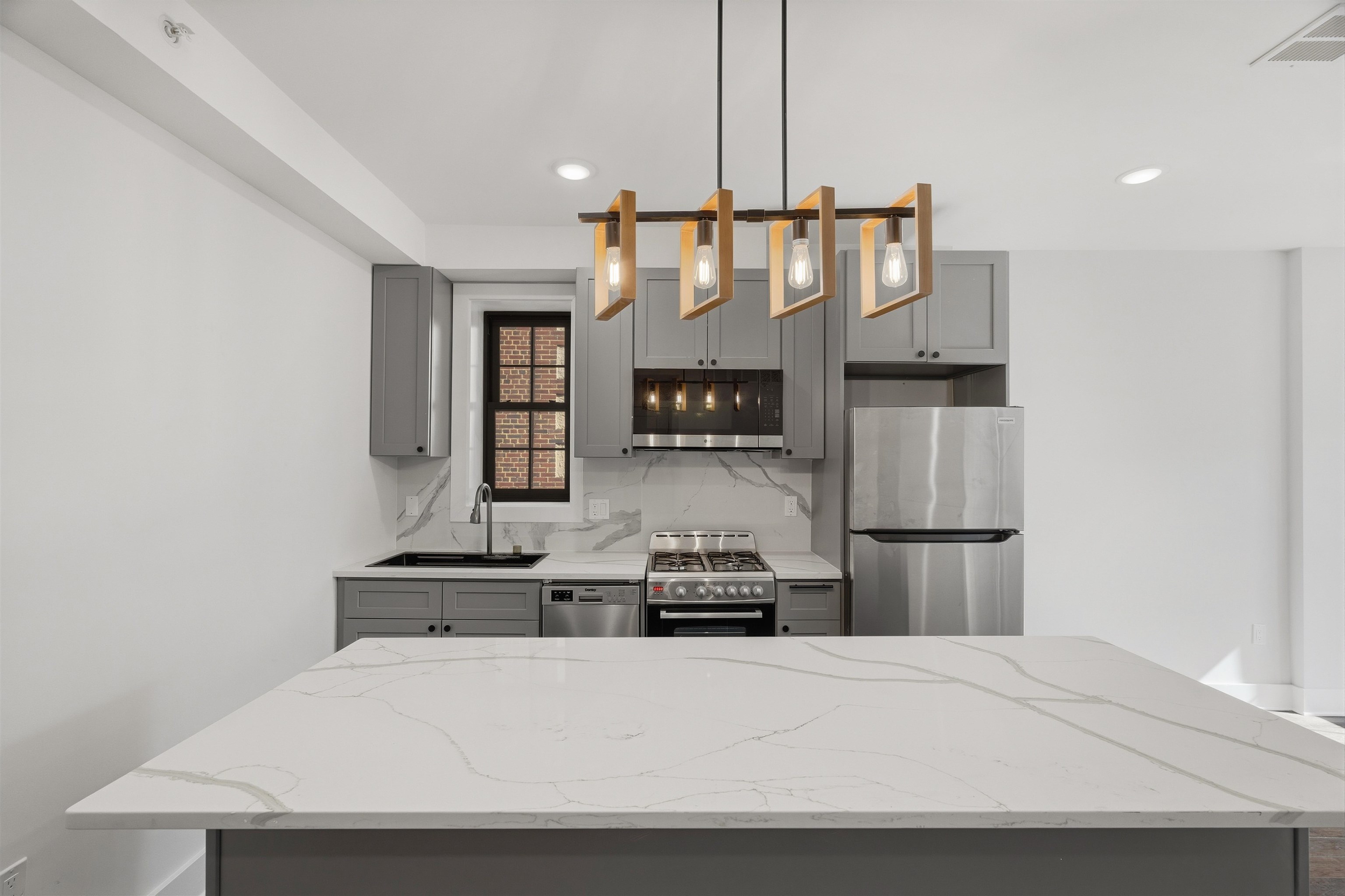 104 GLENWOOD AVE - Photo 2