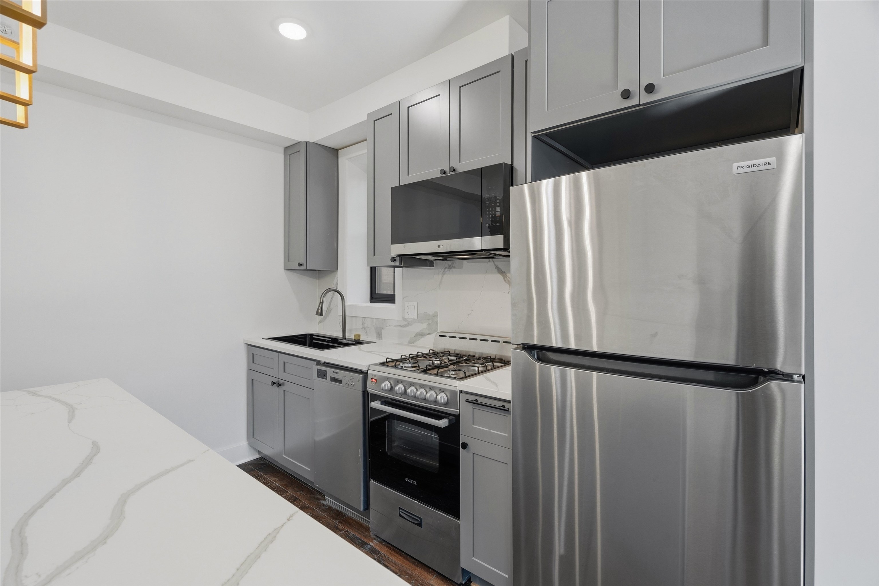104 GLENWOOD AVE - Photo 3