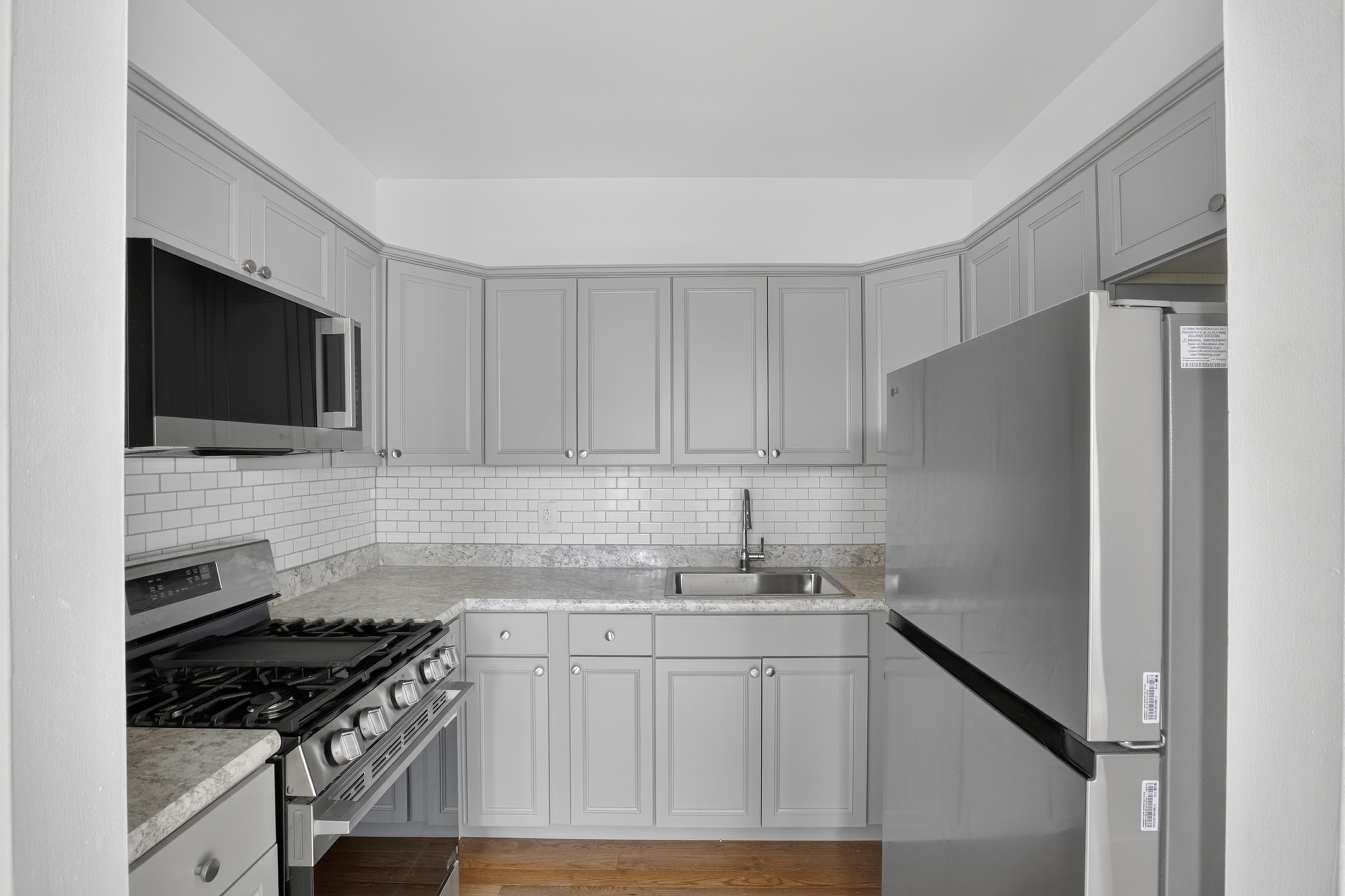 540 BRAMHALL AVE - Photo 4