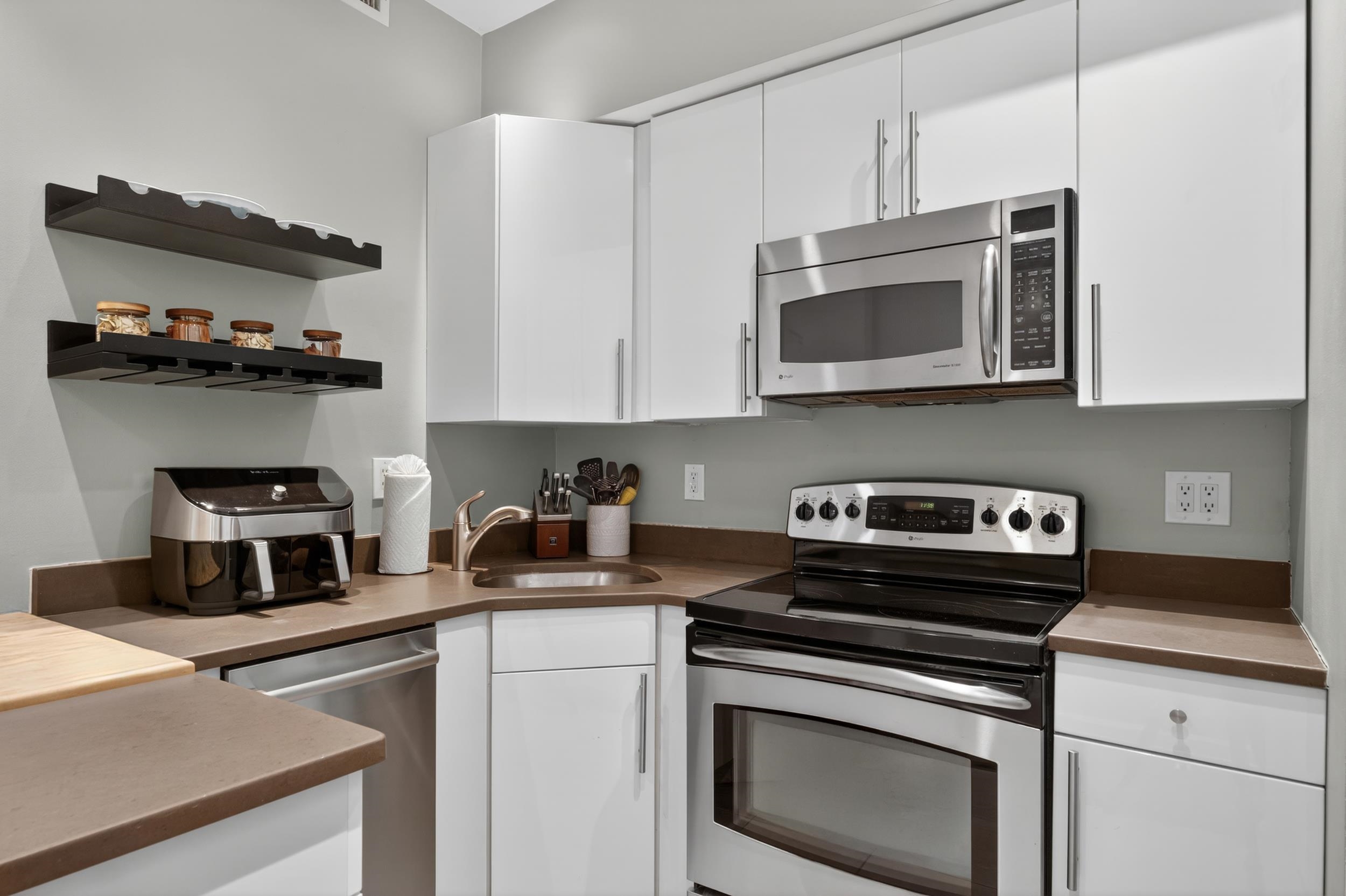 117 BLOOMFIELD ST - Photo 2