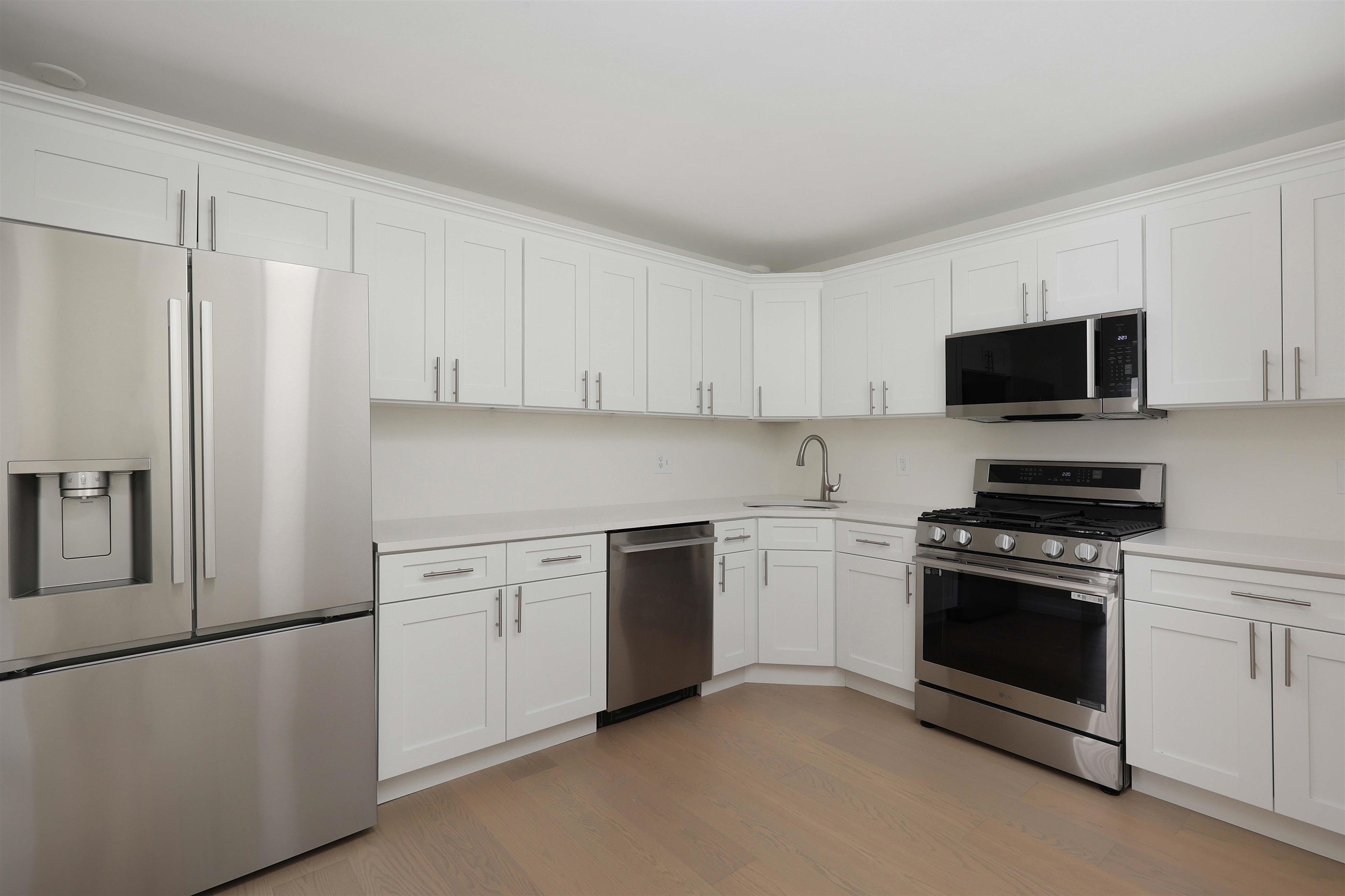 33 HOLLY ST - Photo 4