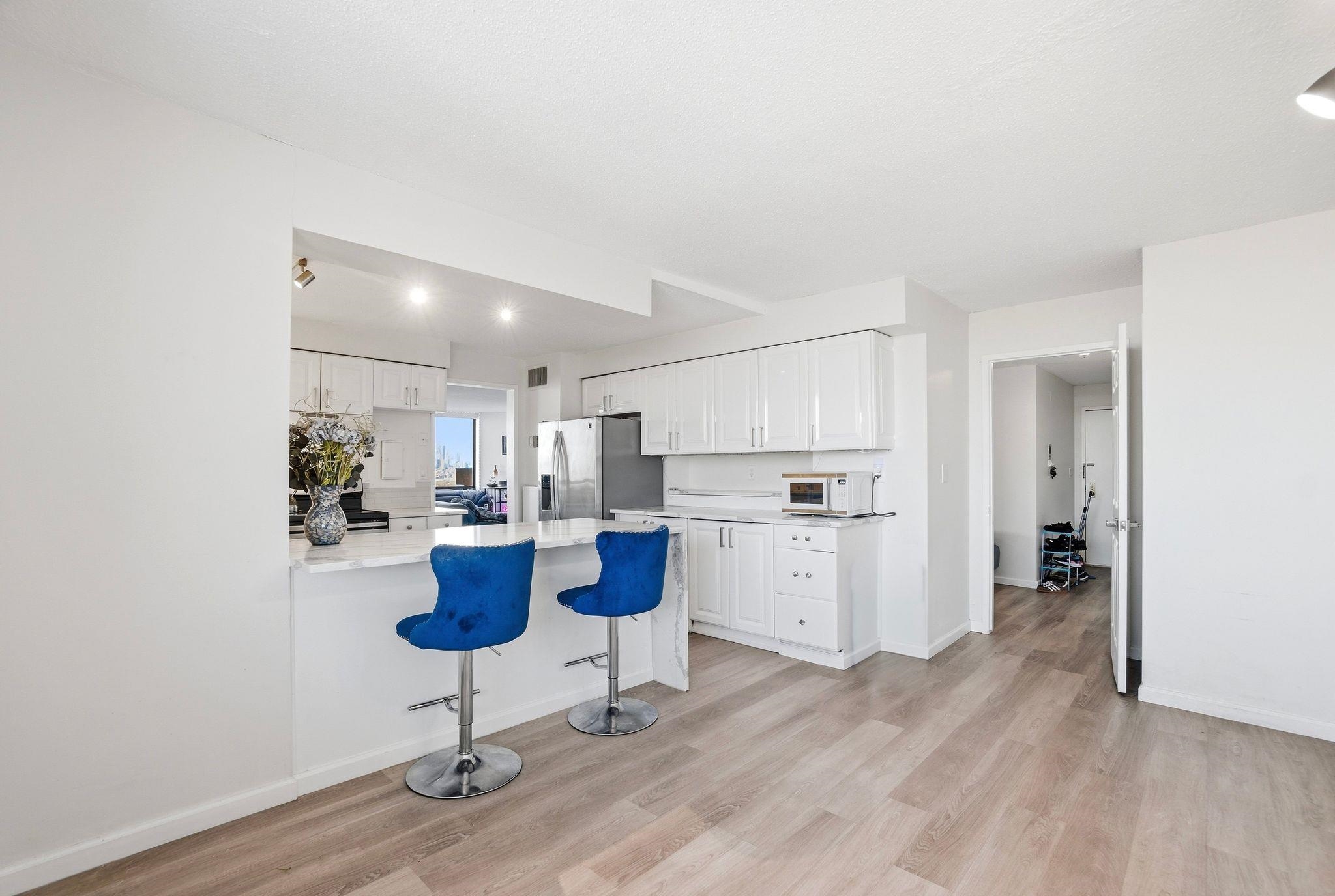 1633 HARMON COVE TOWER - Photo 2