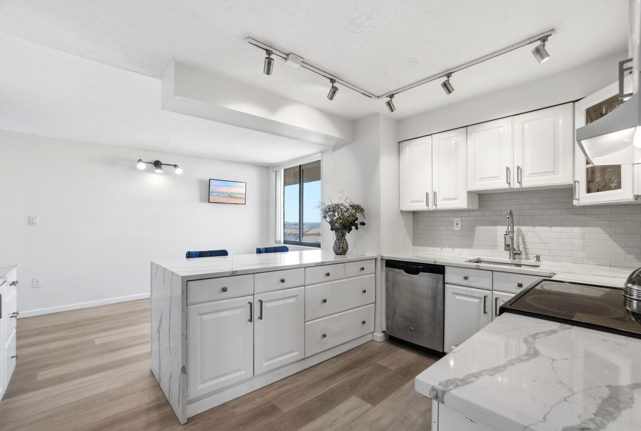 1633 HARMON COVE TOWER - Photo 3