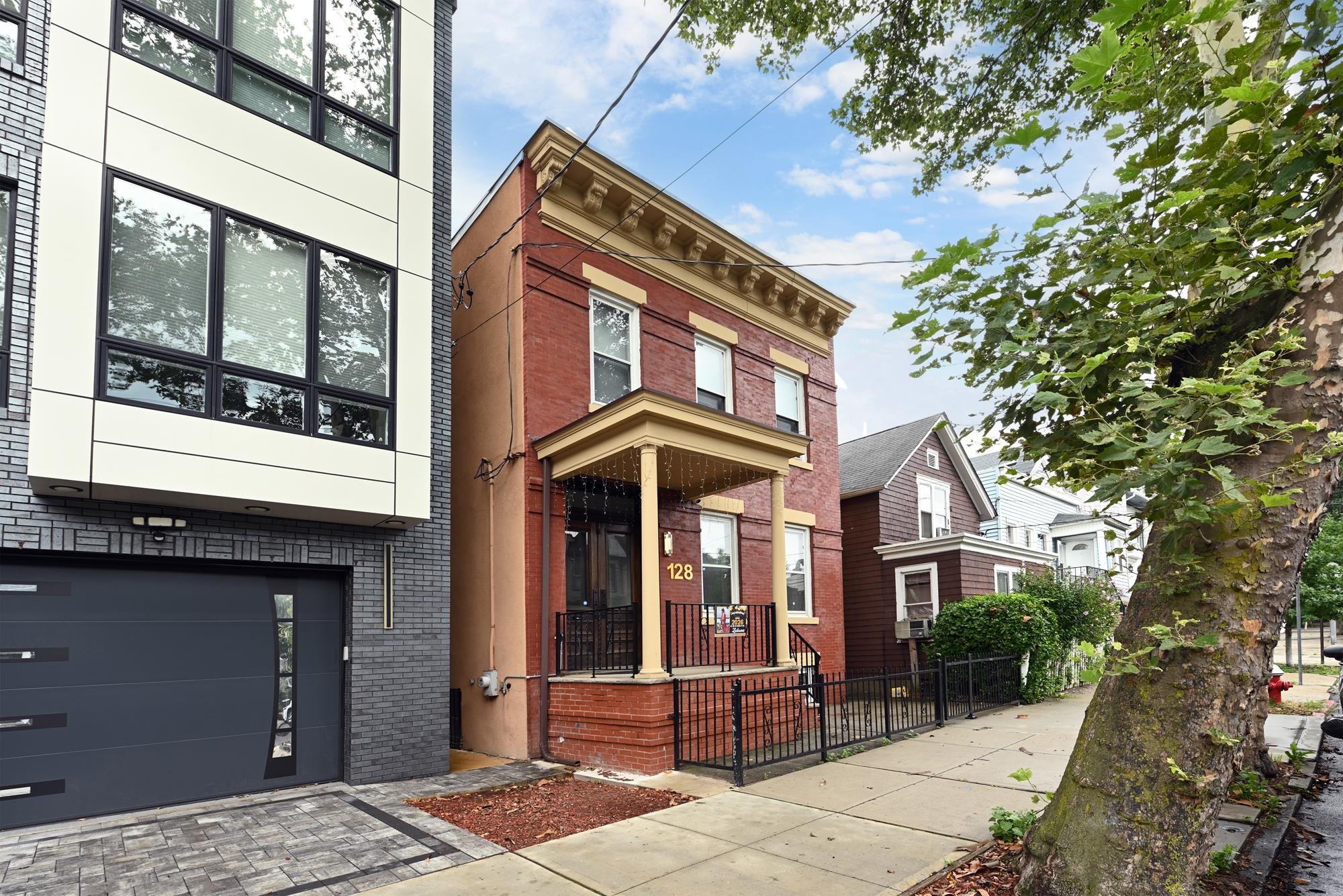 128 SHERMAN PL - Photo 3