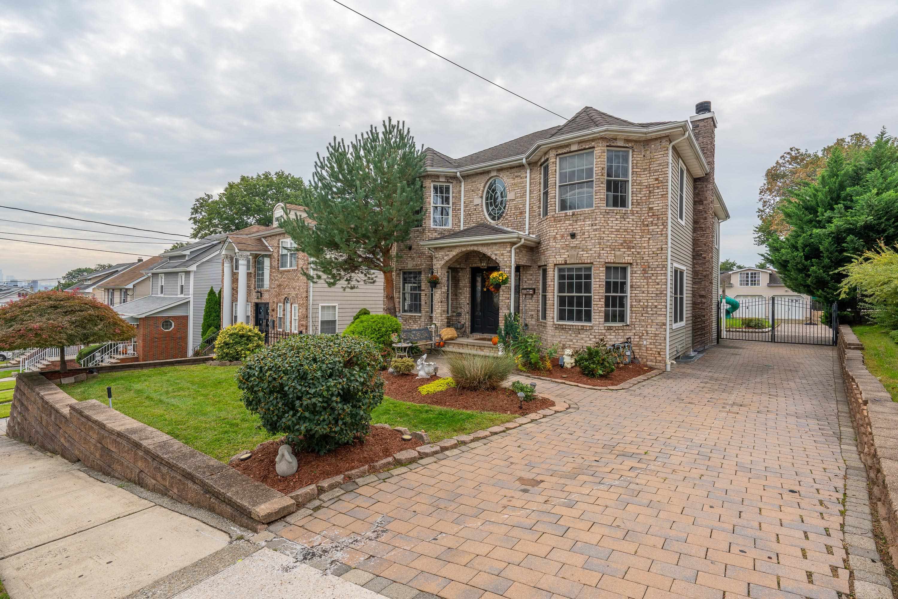664 TEN EYCK AVE - Photo 2
