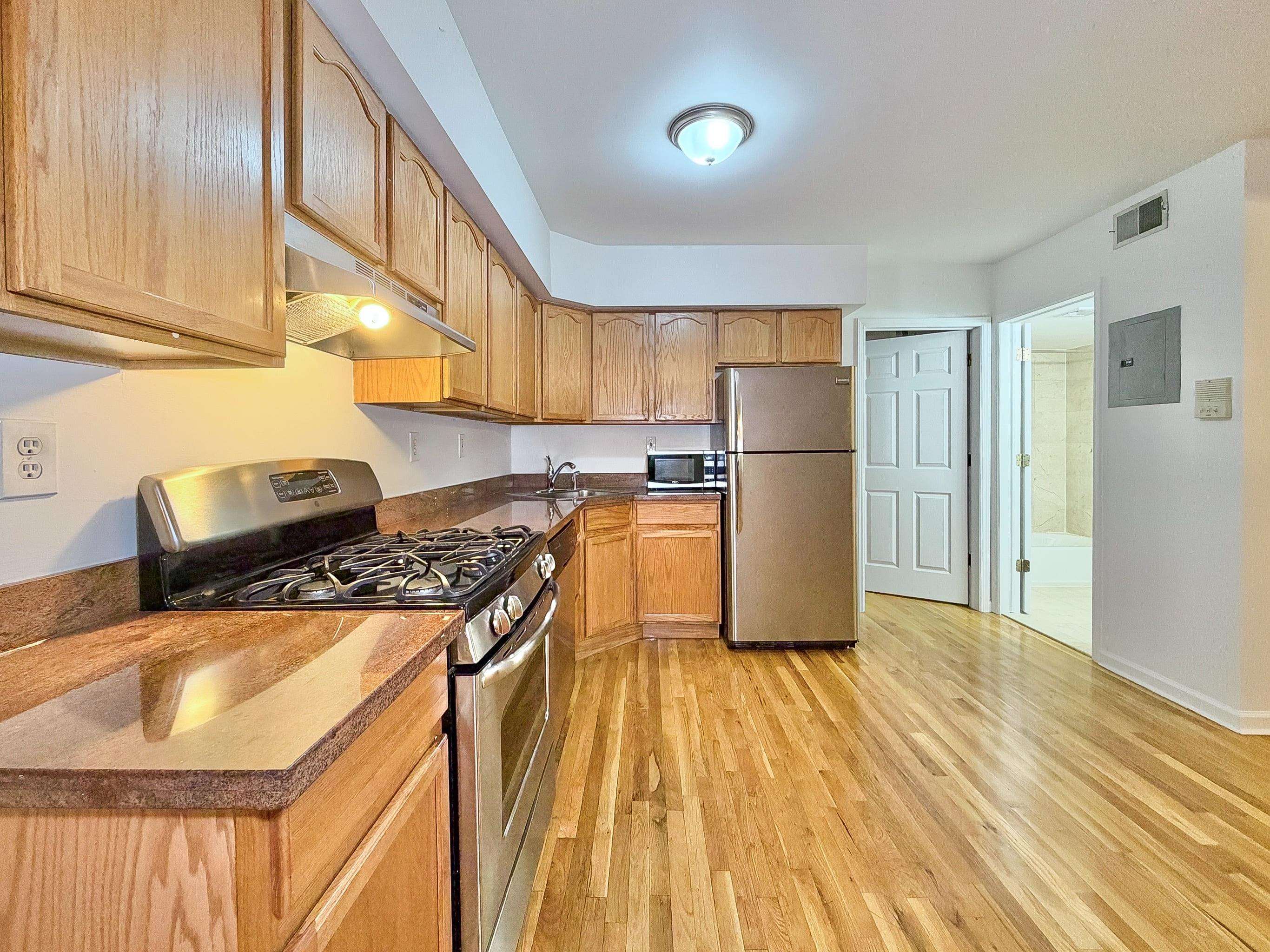 402 GRAND ST - Photo 3