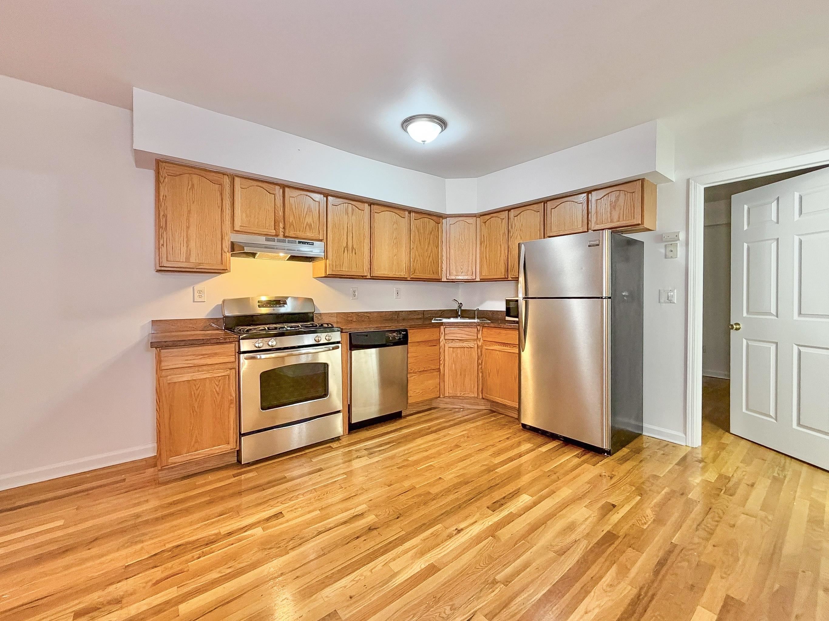 402 GRAND ST - Photo 4