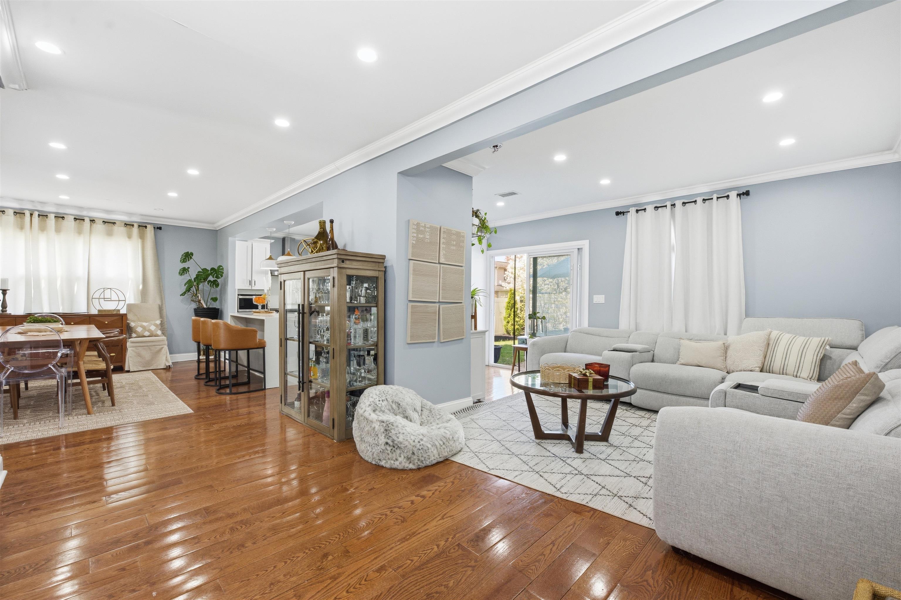 301 ROOSEVELT AVE - Photo 3