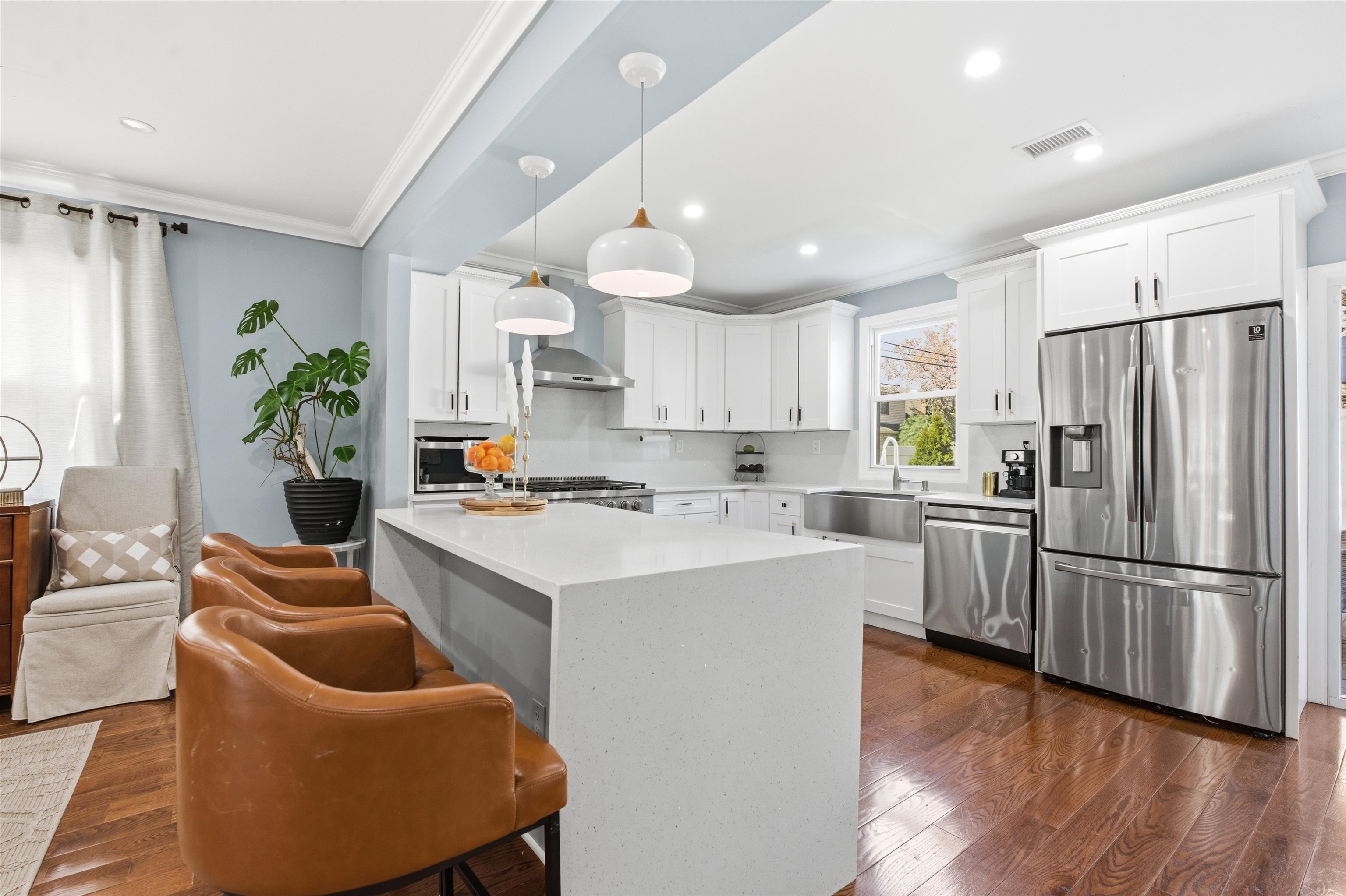 301 ROOSEVELT AVE - Photo 5