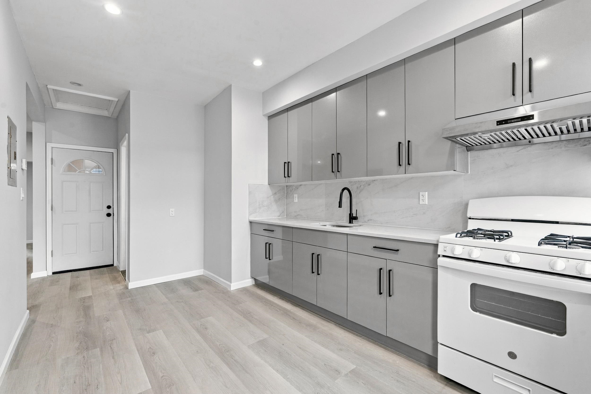570 WEST SIDE AVE - Photo 3
