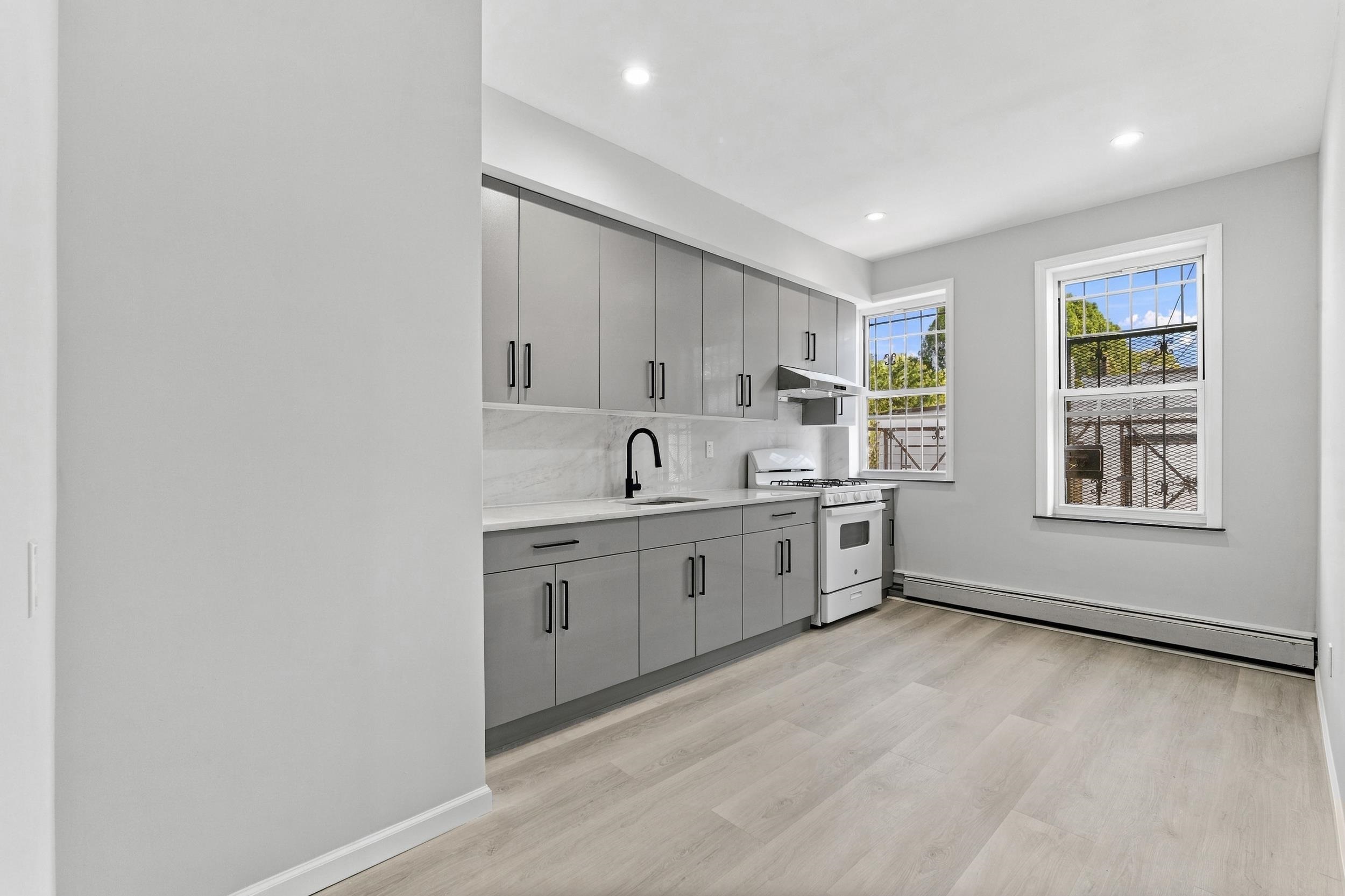 570 WEST SIDE AVE - Photo 5