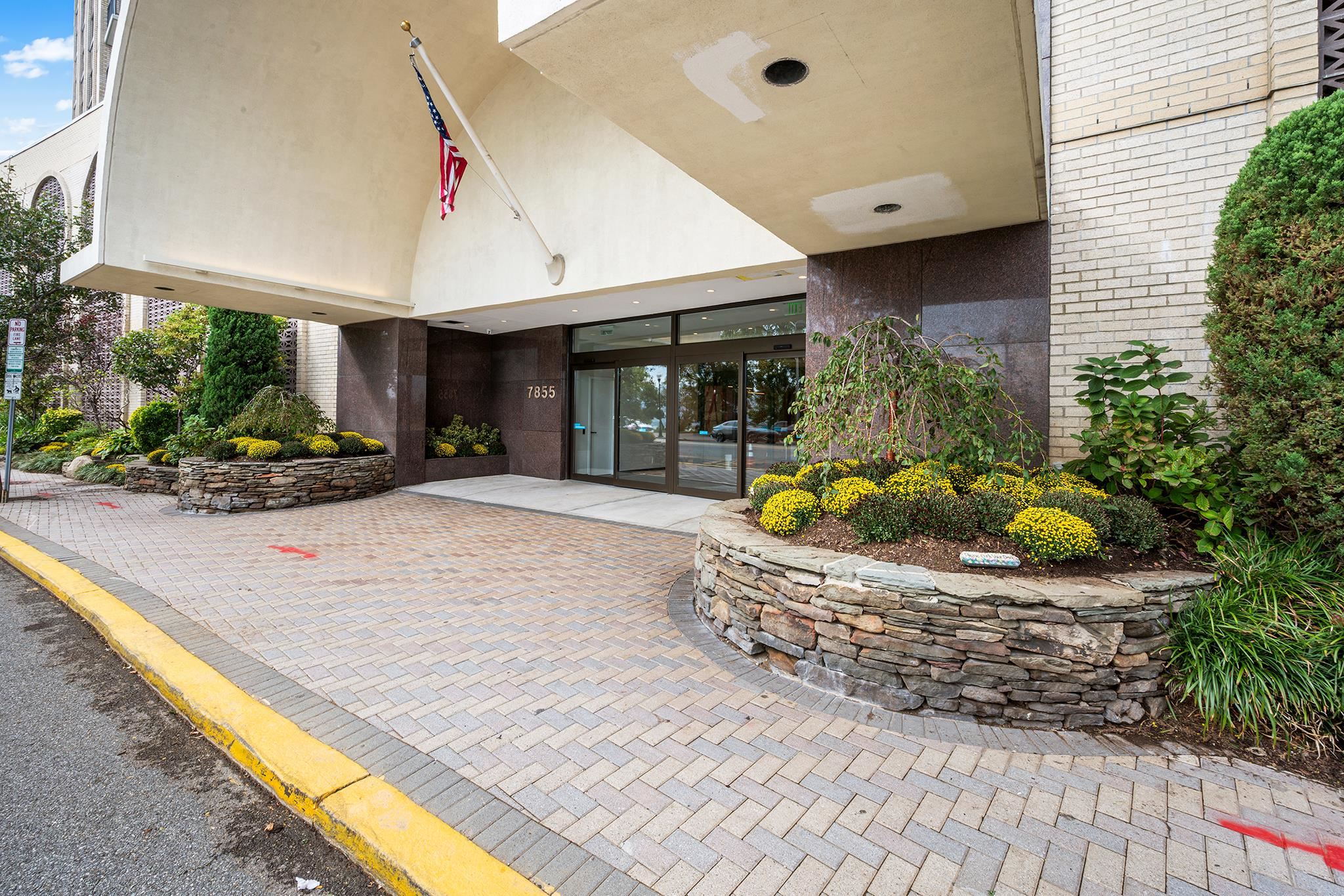 7855 BLVD EAST - Photo 4