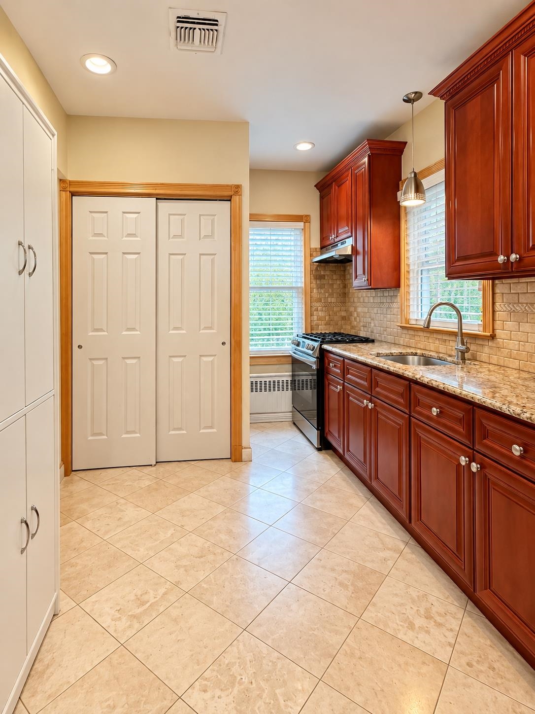 907 SUMMIT AVE - Photo 5