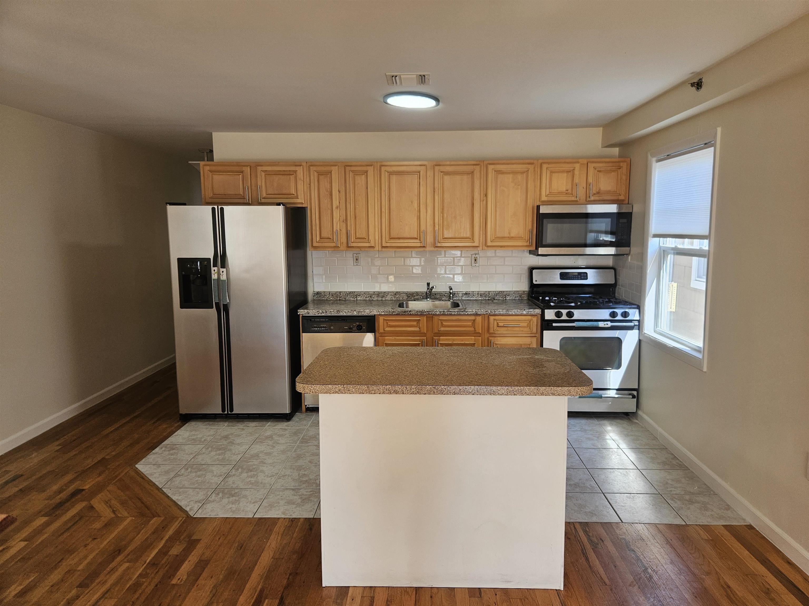 412 12TH ST - Photo 2
