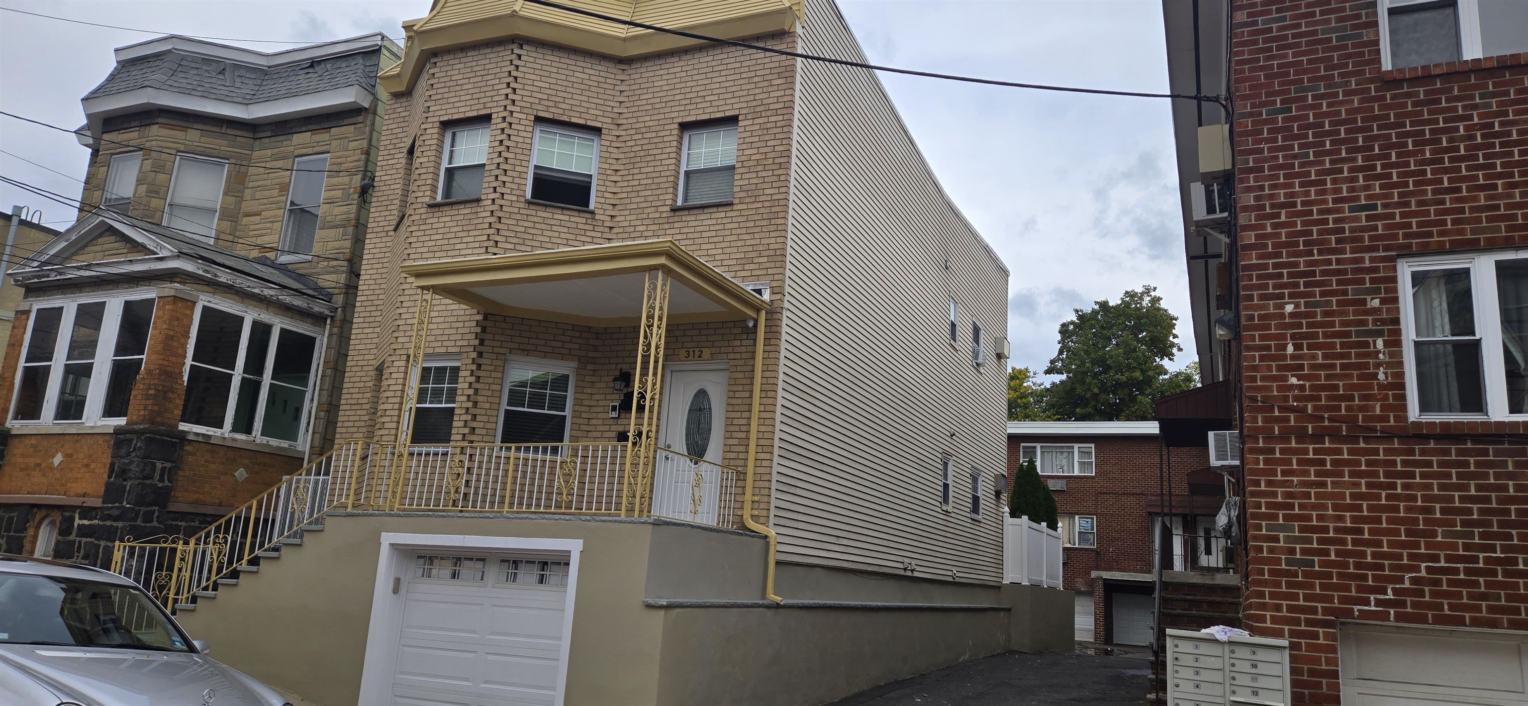 312 16TH ST - Photo 2
