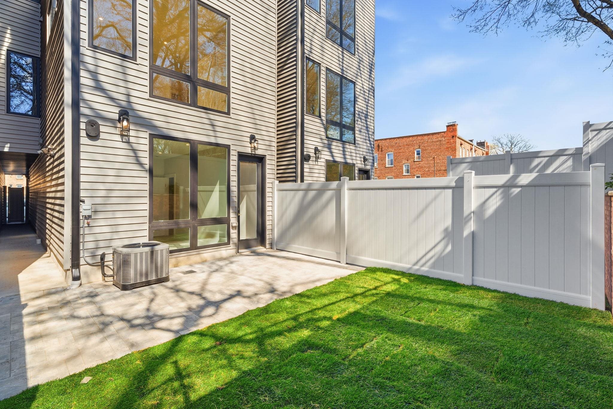 27 CLINTON AVE - Photo 2