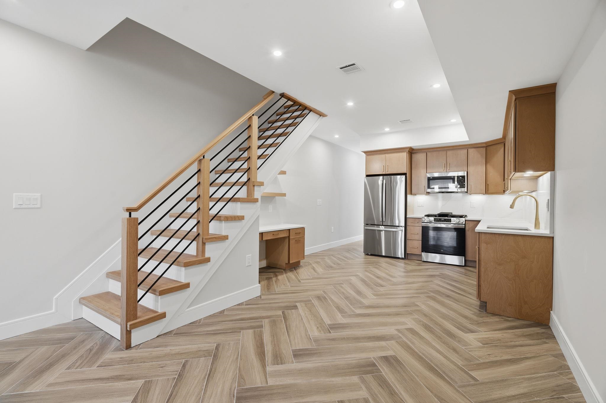 27 CLINTON AVE - Photo 3
