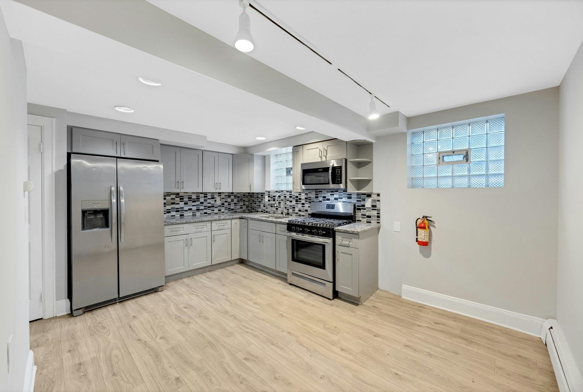 1406 8TH ST - Photo 2
