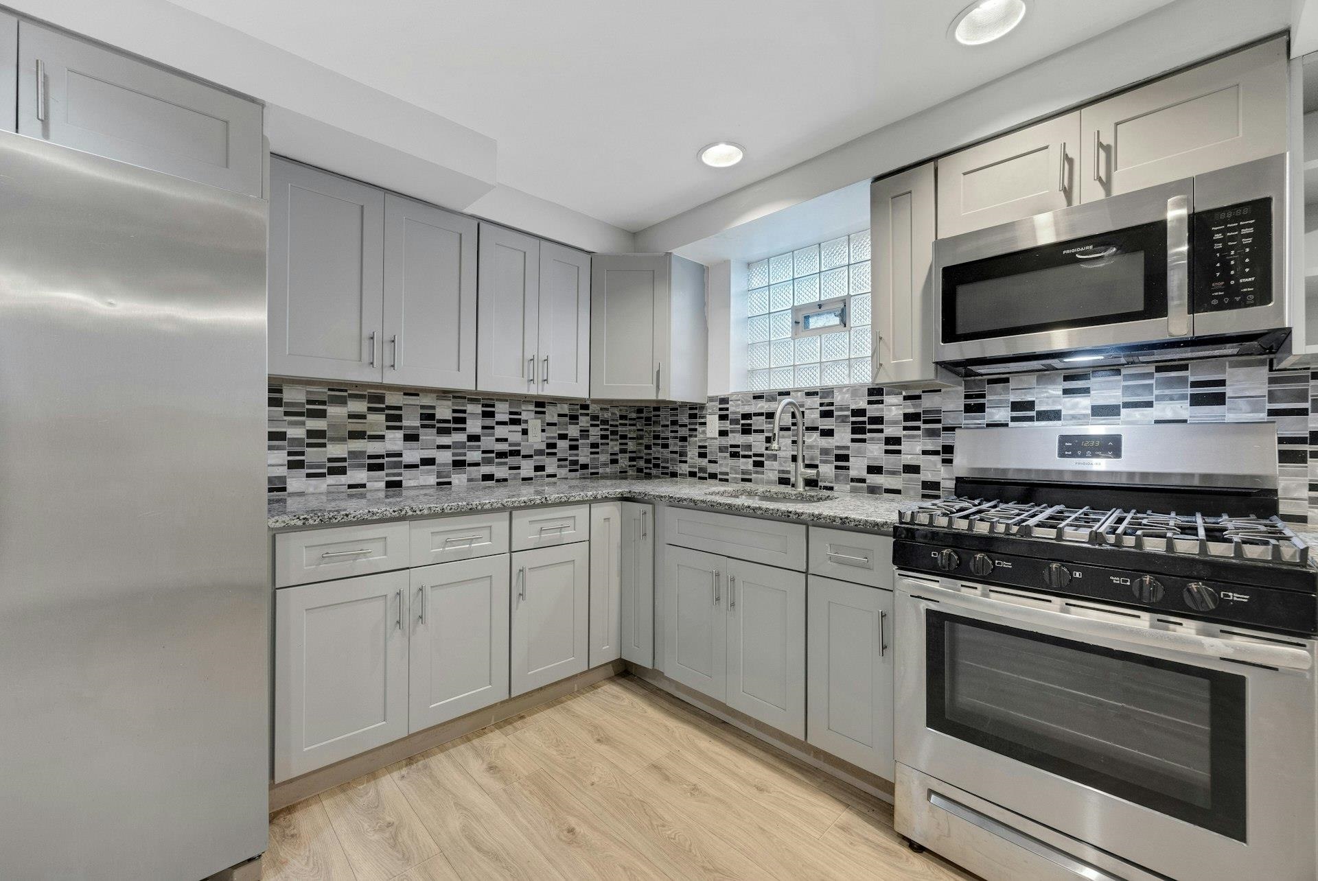 1406 8TH ST - Photo 3